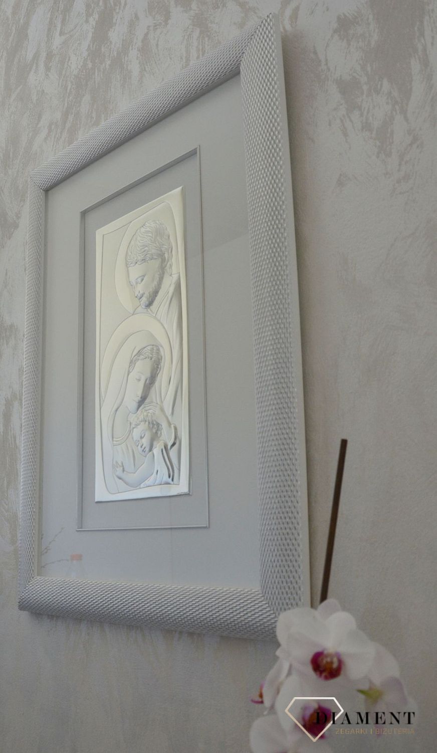 Efektowny obraz w ramie z wizerunkiem Świętej Rodziny to doskonały pomysł na prezent okolicznościowy. W połączeniu z wygrawerowaną dedykacją stanowi wyjątkową pamiątkę na długie lata..JPG
