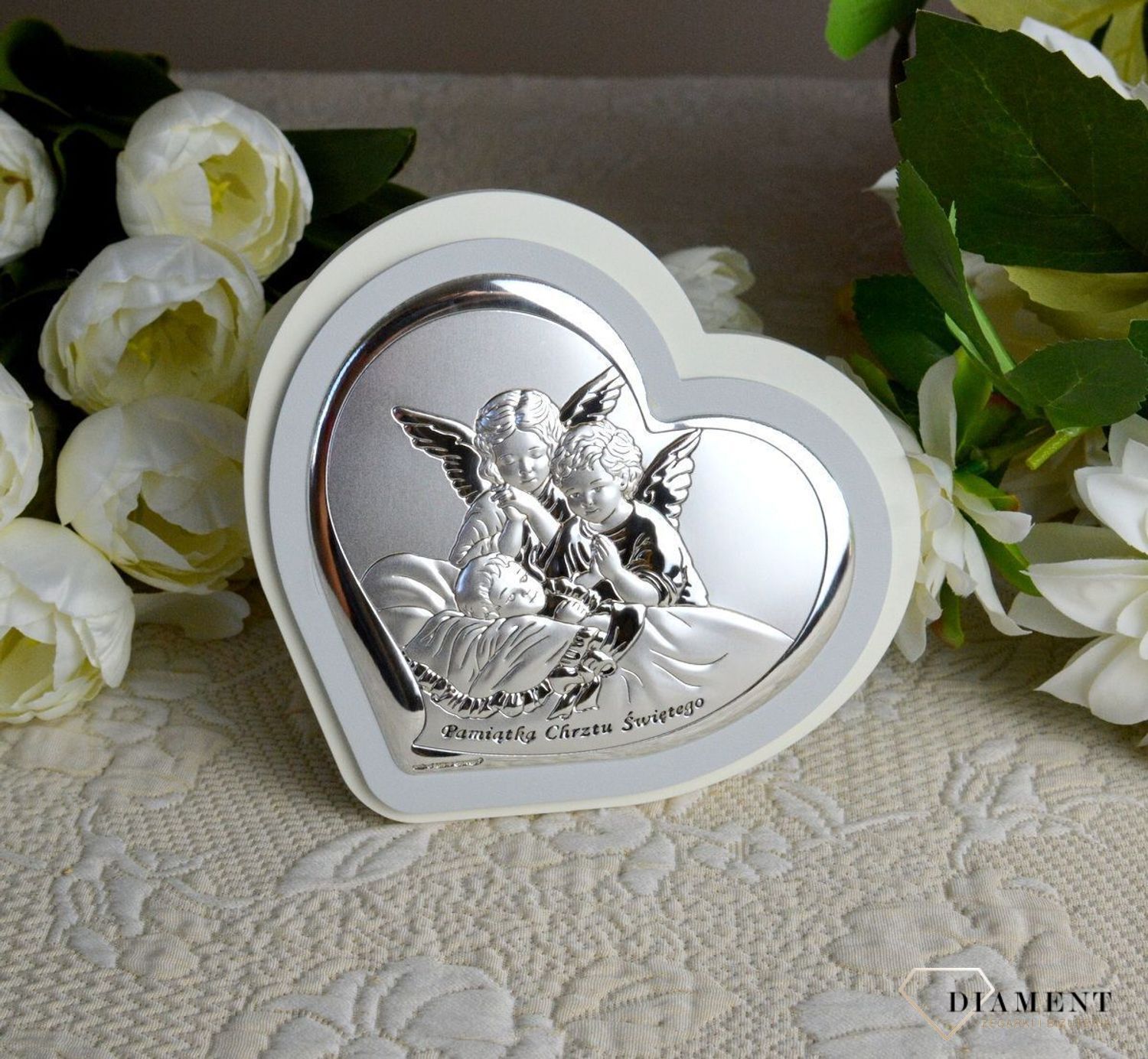 Obrazek srebrny przedstawiający Aniołki to idealny upominek z okazji Chrztu Świętego, który powinien zagościć w każdym dziecięcym pokoju wnosząc radość.  Wykonany z wysokiej jakości drewna oraz metalu pokrytego srebrem (2).jpg