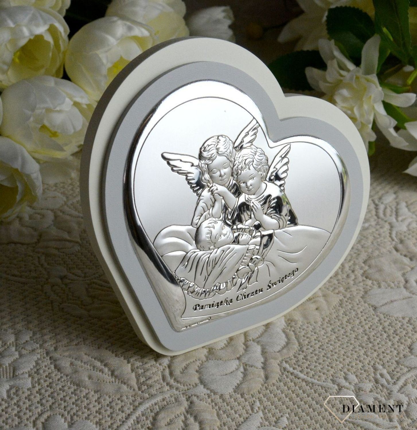Obrazek srebrny przedstawiający Aniołki to idealny upominek z okazji Chrztu Świętego, który powinien zagościć w każdym dziecięcym pokoju wnosząc radość.  Wykonany z wysokiej jakości drewna oraz metalu pokrytego srebrem (2).jpg