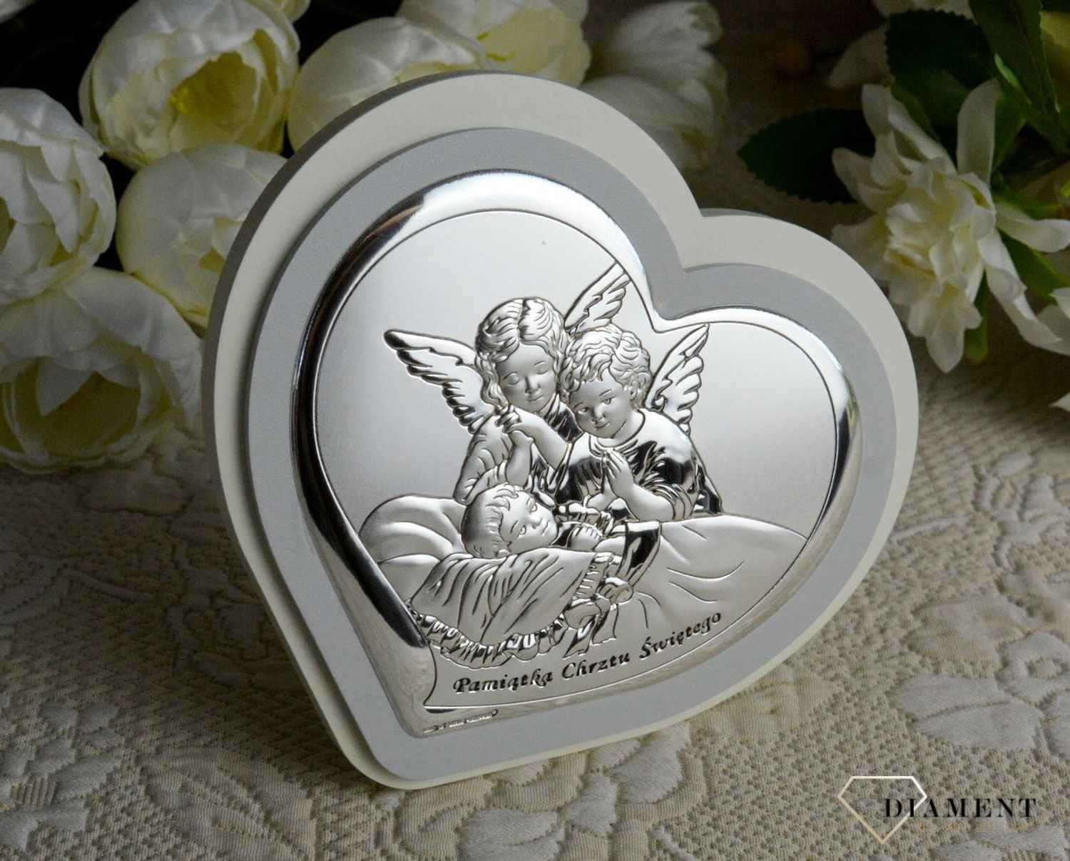 Obrazek srebrny przedstawiający Aniołki to idealny upominek z okazji Chrztu Świętego, który powinien zagościć w każdym dziecięcym pokoju wnosząc radość.  Wykonany z wysokiej jakości drewna oraz metalu pokrytego srebrem (2).jpg