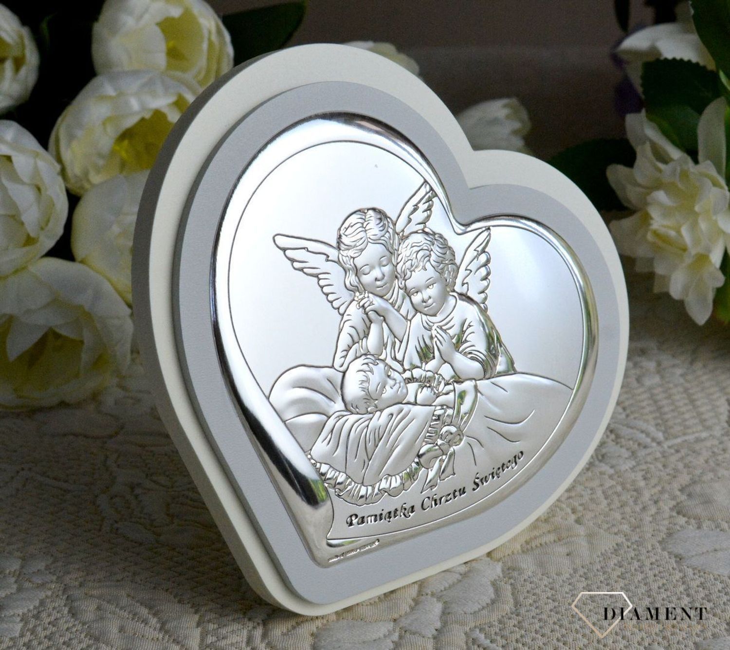 Obrazek srebrny przedstawiający Aniołki to idealny upominek z okazji Chrztu Świętego, który powinien zagościć w każdym dziecięcym pokoju wnosząc radość.  Wykonany z wysokiej jakości drewna oraz metalu pokrytego srebrem (2).jpg