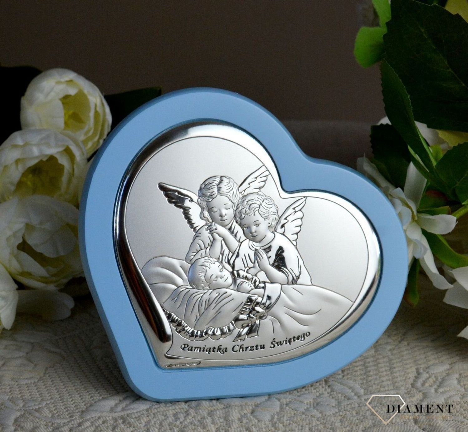 Uroczy obrazek w kształcie serca z wizerunkiem dwóch aniołków pochylających się nad dzieckiem. Wykonany z wysokiej jakości drewna oraz metalu laminowanego srebrem, dzięki któremu produkt zachowa swój blask (2).webp