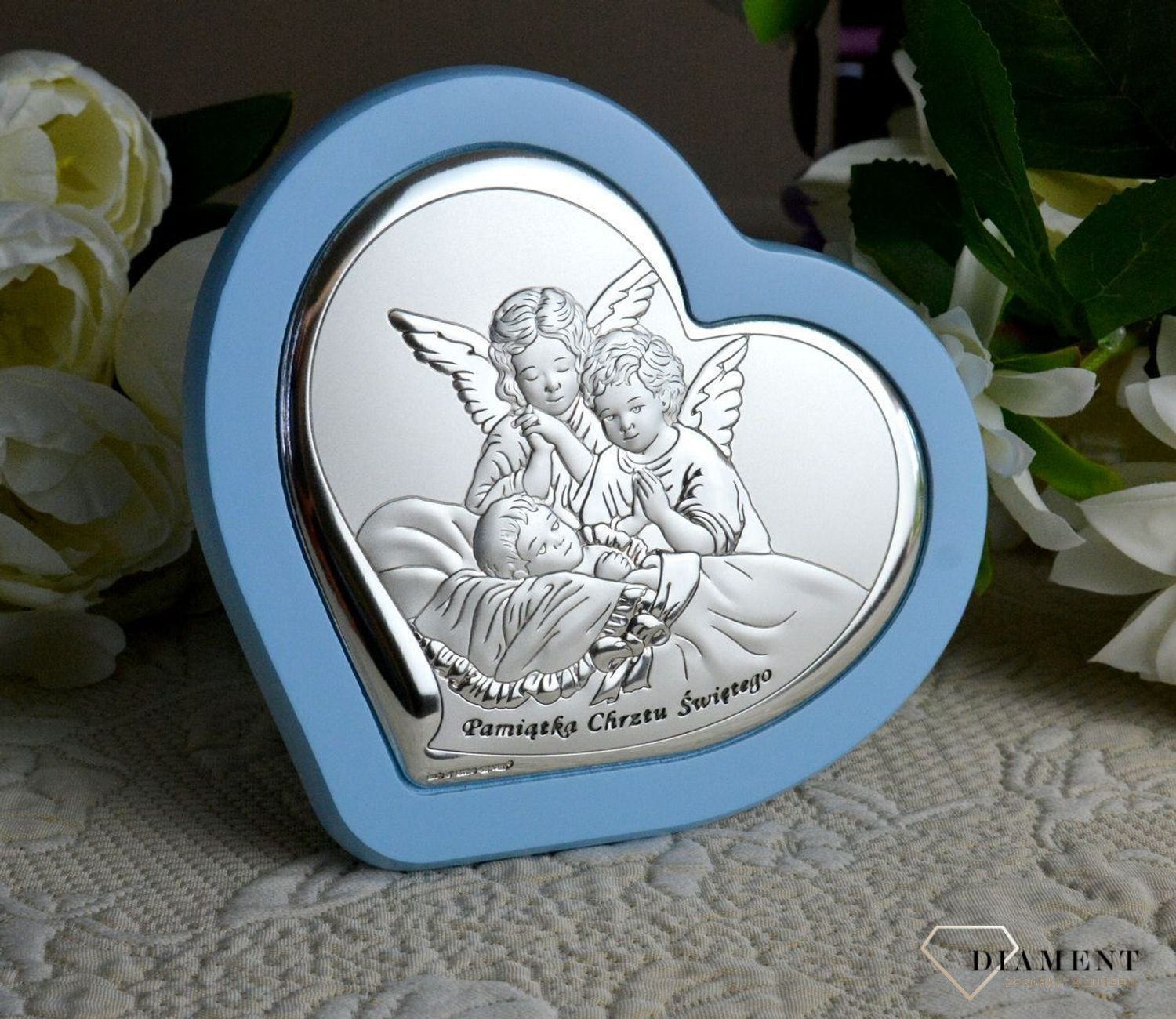 Uroczy obrazek w kształcie serca z wizerunkiem dwóch aniołków pochylających się nad dzieckiem. Wykonany z wysokiej jakości drewna oraz metalu laminowanego srebrem, dzięki któremu produkt zachowa swój blask (2).webp