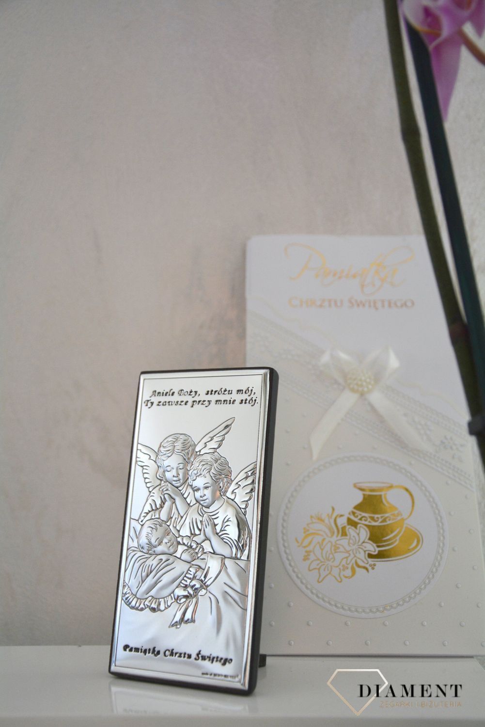 Obrazek srebrny przedstawiający Aniołki to idealny upominek z okazji Chrztu Świętego, który powinien zagościć w każdym dziecięcym pokoju wnosząc radość..png