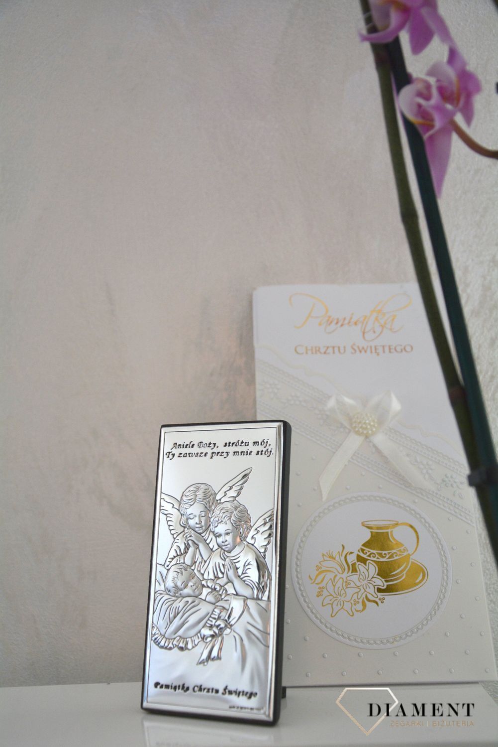Obrazek srebrny przedstawiający Aniołki to idealny upominek z okazji Chrztu Świętego, który powinien zagościć w każdym dziecięcym pokoju wnosząc radość..png