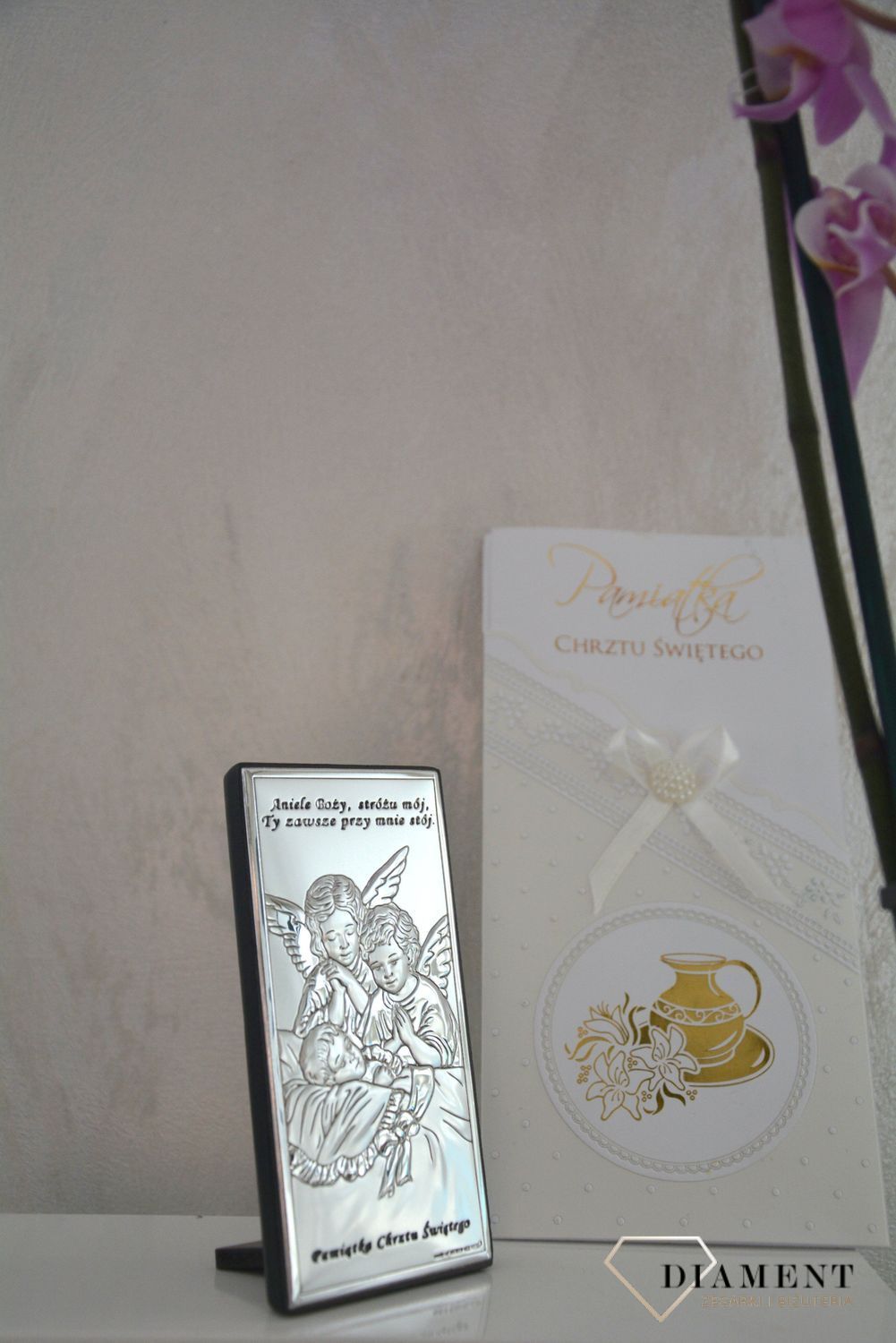 Obrazek srebrny przedstawiający Aniołki to idealny upominek z okazji Chrztu Świętego, który powinien zagościć w każdym dziecięcym pokoju wnosząc radość..png