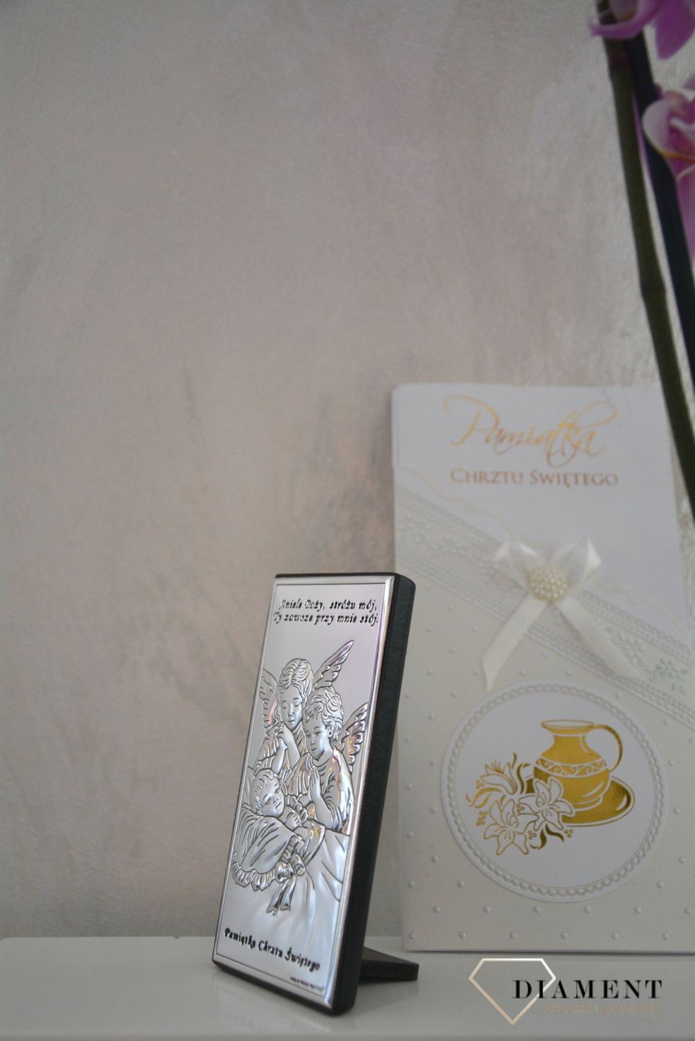Obrazek srebrny przedstawiający Aniołki to idealny upominek z okazji Chrztu Świętego, który powinien zagościć w każdym dziecięcym pokoju wnosząc radość..png