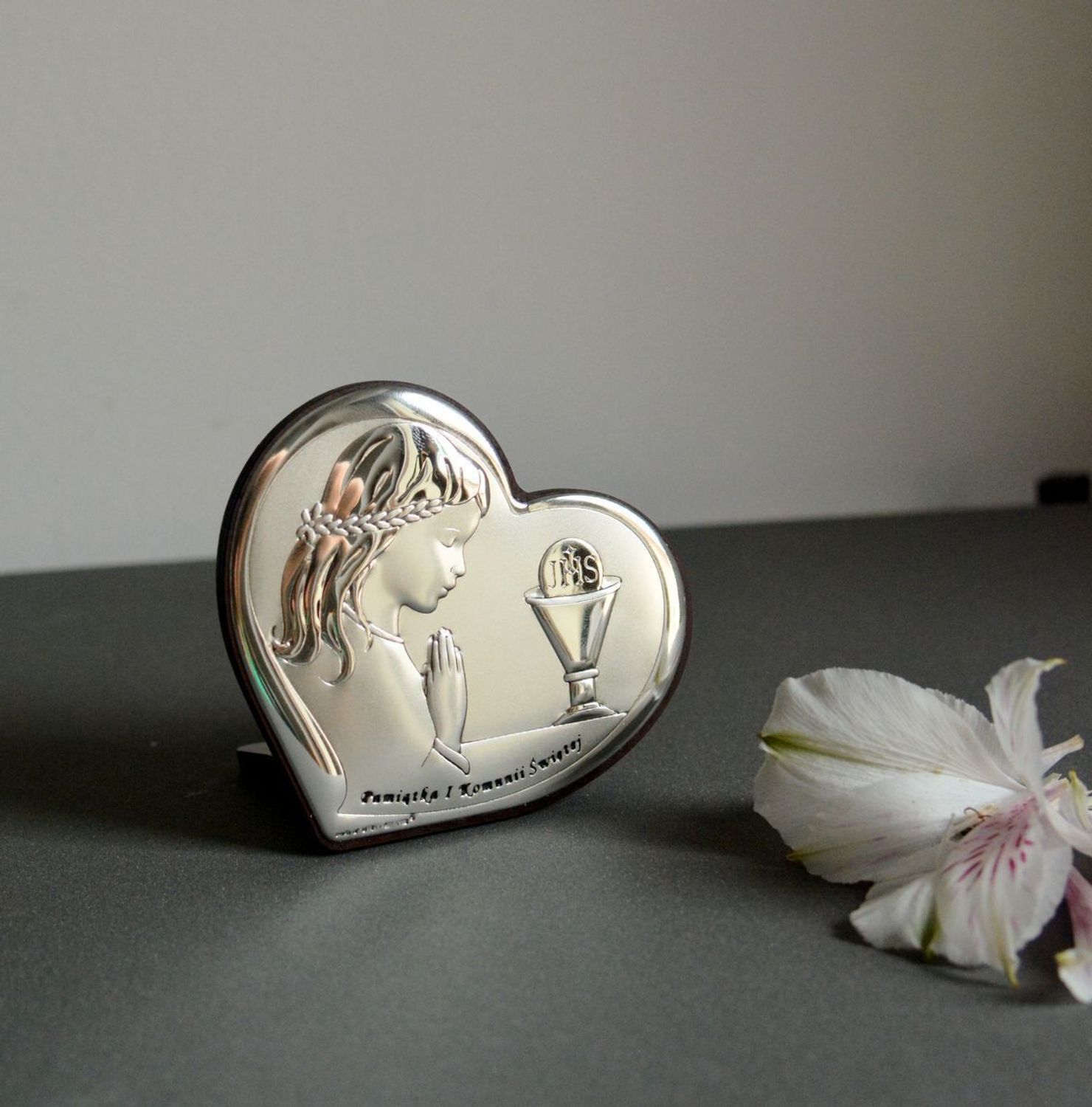 Obrazek srebrny Pierwsza Komunia Święta dla dziewczynki z grawerem  BC65281A 8 X 7,3 cm. Pamiątka I Komunii Świętej dla dziewczynki. Prezent na komunię dla dziewczynki obrazek posrebrzany..jpg