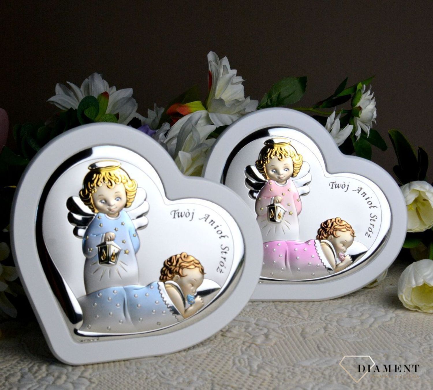 Obrazek srebrny z Aniołem Stróżem to piękna ozdoba dziecięcego pokoju. Pamiątka jest symbolicznym przedstawieniem opieki roztoczonej nad malcem przez Bożą Opatrzność. Wyjątkowa pamiątka z okazji Chrztu.jpg