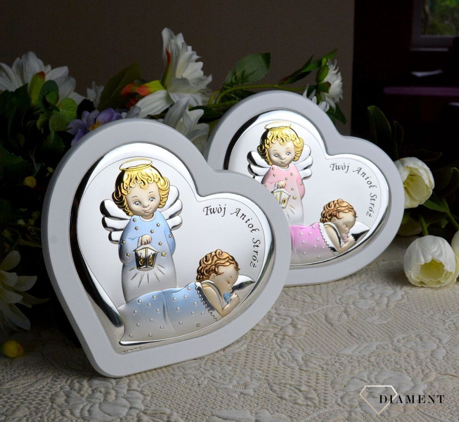 Obrazek srebrny z Aniołem Stróżem to piękna ozdoba dziecięcego pokoju. Pamiątka jest symbolicznym przedstawieniem opieki roztoczonej nad malcem przez Bożą Opatrzność. Wyjątkowa pamiątka z okazji Chrztu.jpg