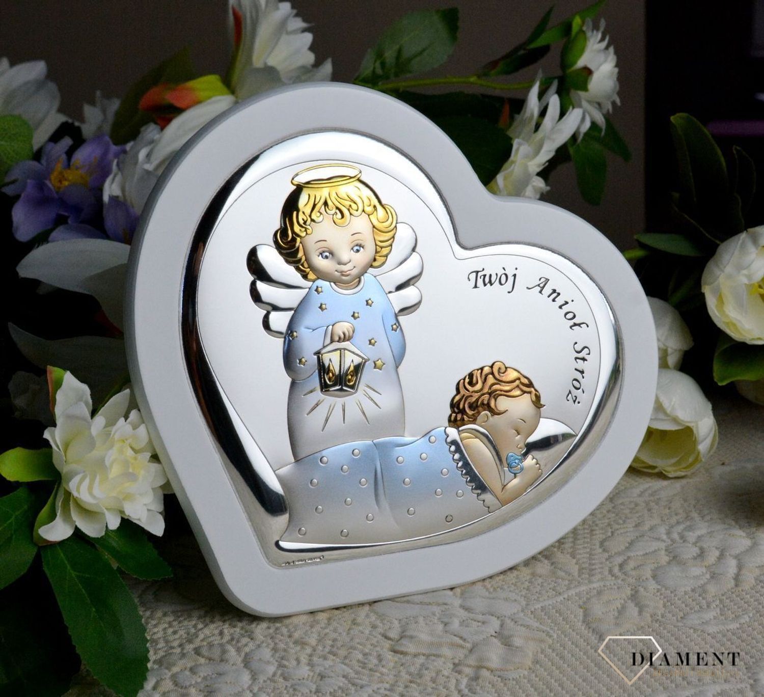 Obrazek srebrny z Aniołem Stróżem to piękna ozdoba dziecięcego pokoju. Pamiątka jest symbolicznym przedstawieniem opieki roztoczonej nad malcem przez Bożą Opatrzność. Wyjątkowa pamiątka z okazji Chrztu.jpg