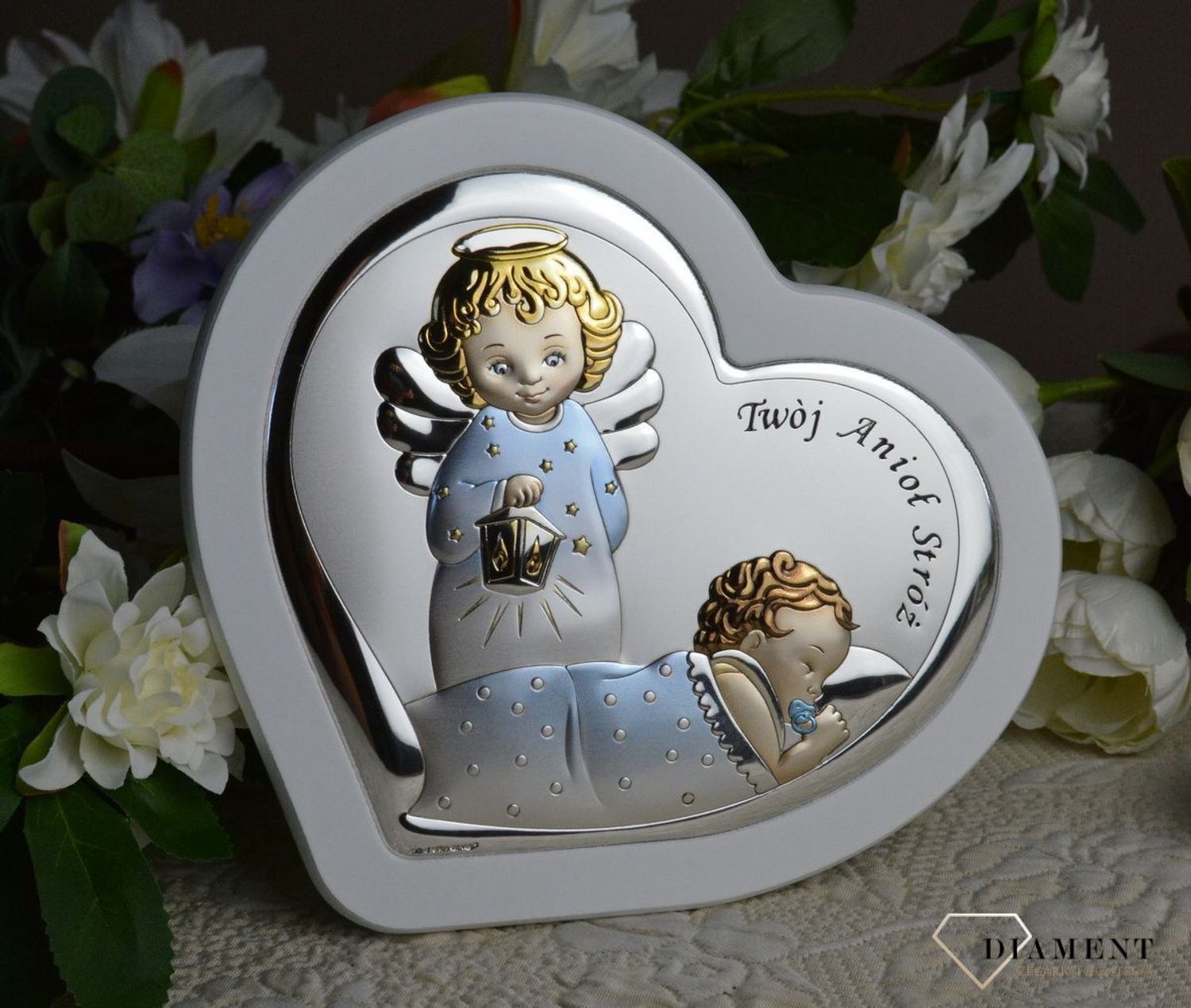 Obrazek srebrny z Aniołem Stróżem to piękna ozdoba dziecięcego pokoju. Pamiątka jest symbolicznym przedstawieniem opieki roztoczonej nad malcem przez Bożą Opatrzność. Wyjątkowa pamiątka z okazji Chrztu.jpg