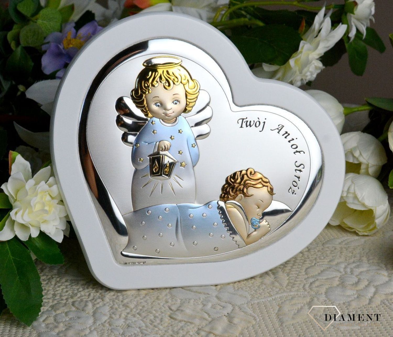 Obrazek srebrny z Aniołem Stróżem to piękna ozdoba dziecięcego pokoju. Pamiątka jest symbolicznym przedstawieniem opieki roztoczonej nad malcem przez Bożą Opatrzność. Wyjątkowa pamiątka z okazji Chrztu.jpg