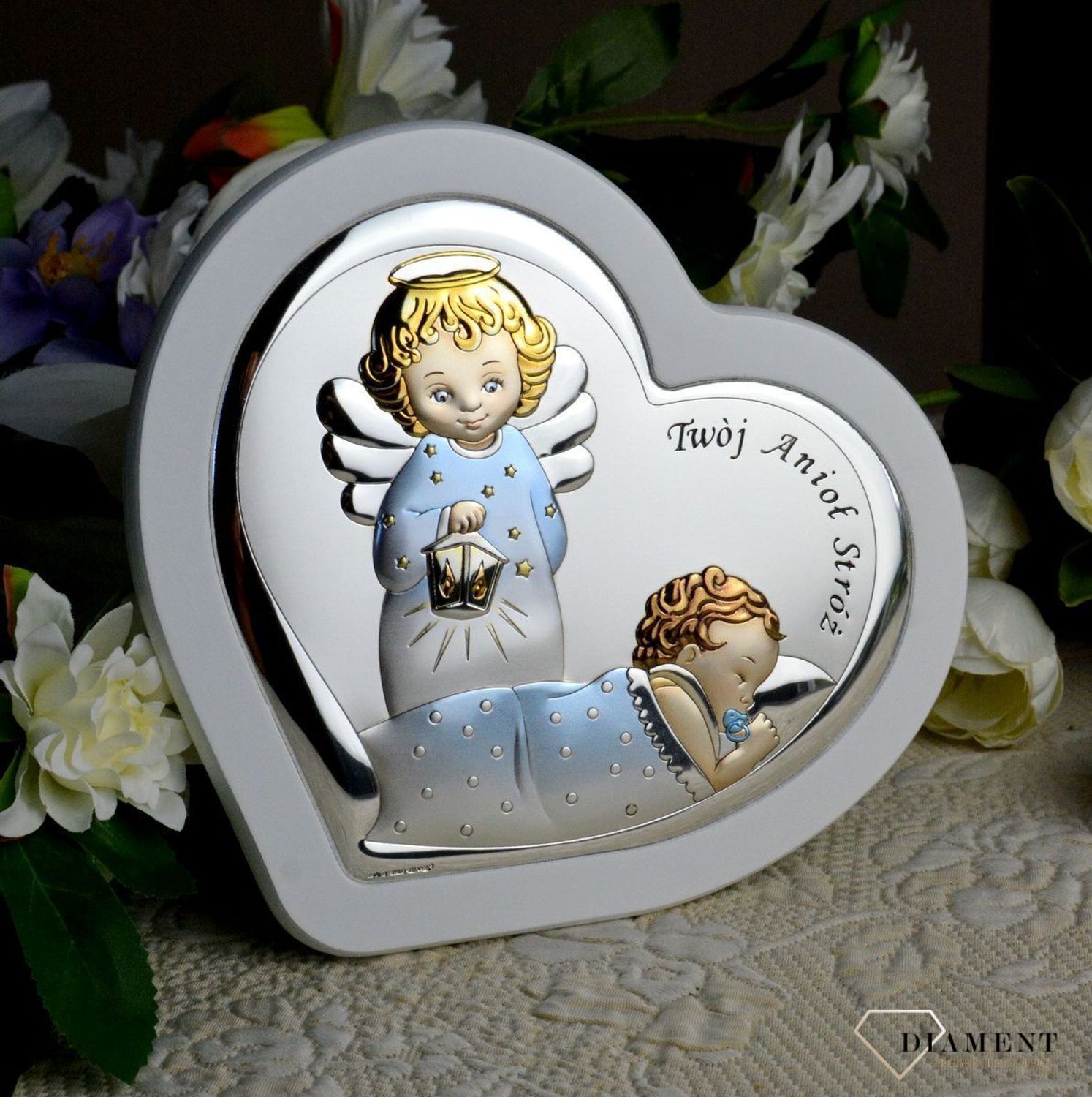 Obrazek srebrny z Aniołem Stróżem to piękna ozdoba dziecięcego pokoju. Pamiątka jest symbolicznym przedstawieniem opieki roztoczonej nad malcem przez Bożą Opatrzność. Wyjątkowa pamiątka z okazji Chrztu.jpg