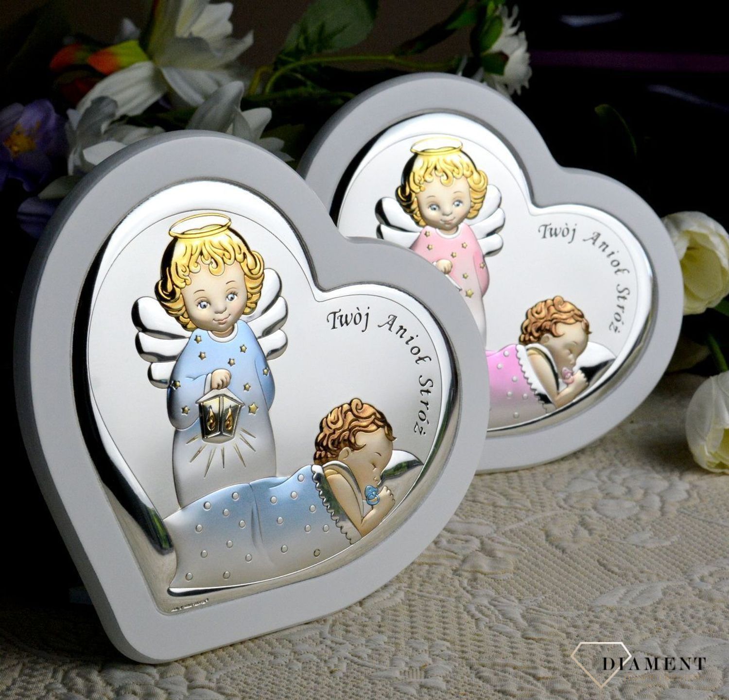 Obrazek srebrny z Aniołem Stróżem to piękna ozdoba dziecięcego pokoju. Pamiątka jest symbolicznym przedstawieniem opieki roztoczonej nad malcem przez Bożą Opatrzność. Wyjątkowa pamiątka z okazji Chrztu.jpg