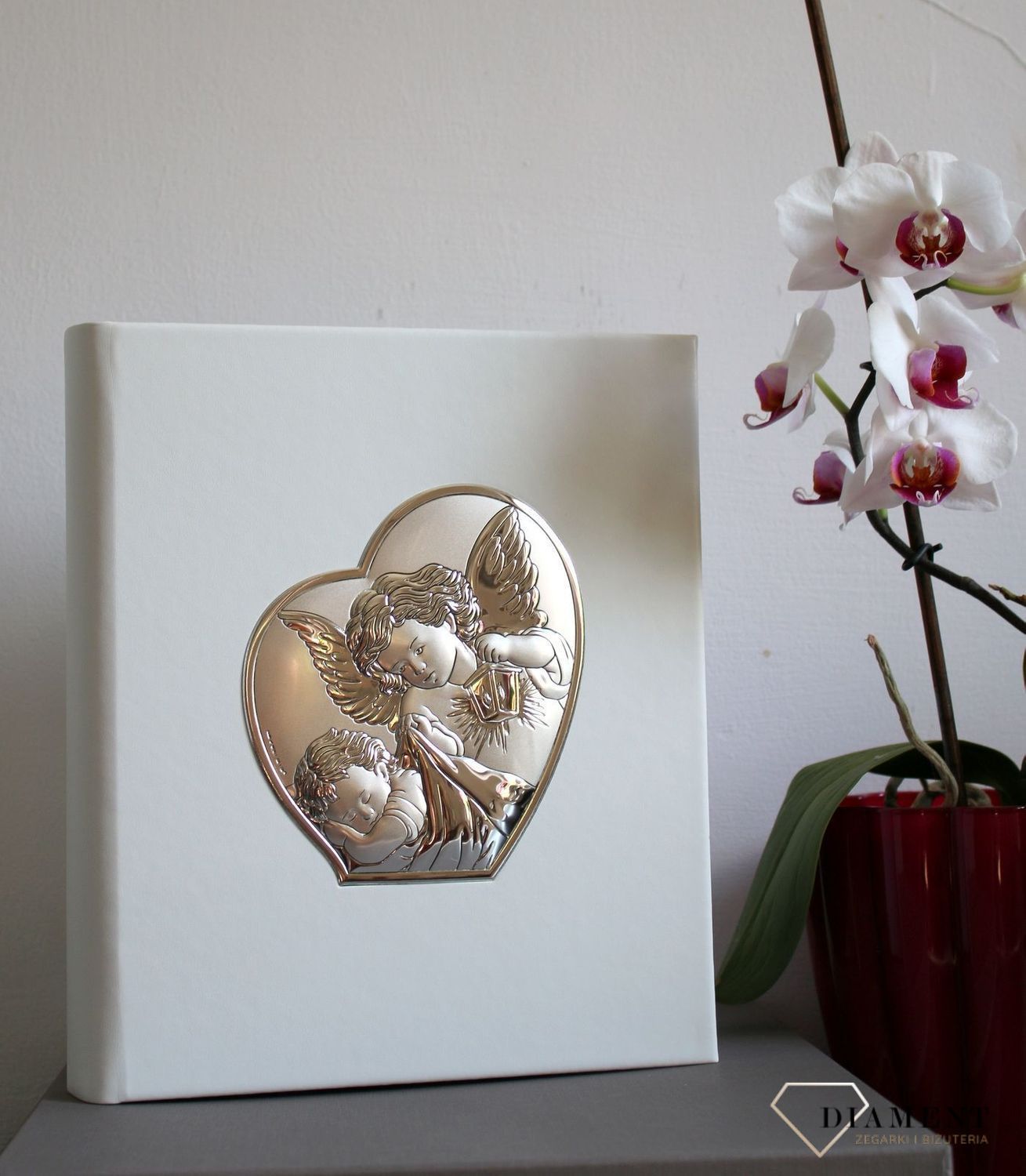 Album do zdjęć pamiątka Chrztu, roczku. Album na zdjęcia produkowany ze skóry organicznej. Na okładce znajduje się posrebrzany obrazek z motywem Aniołków. 1.JPG