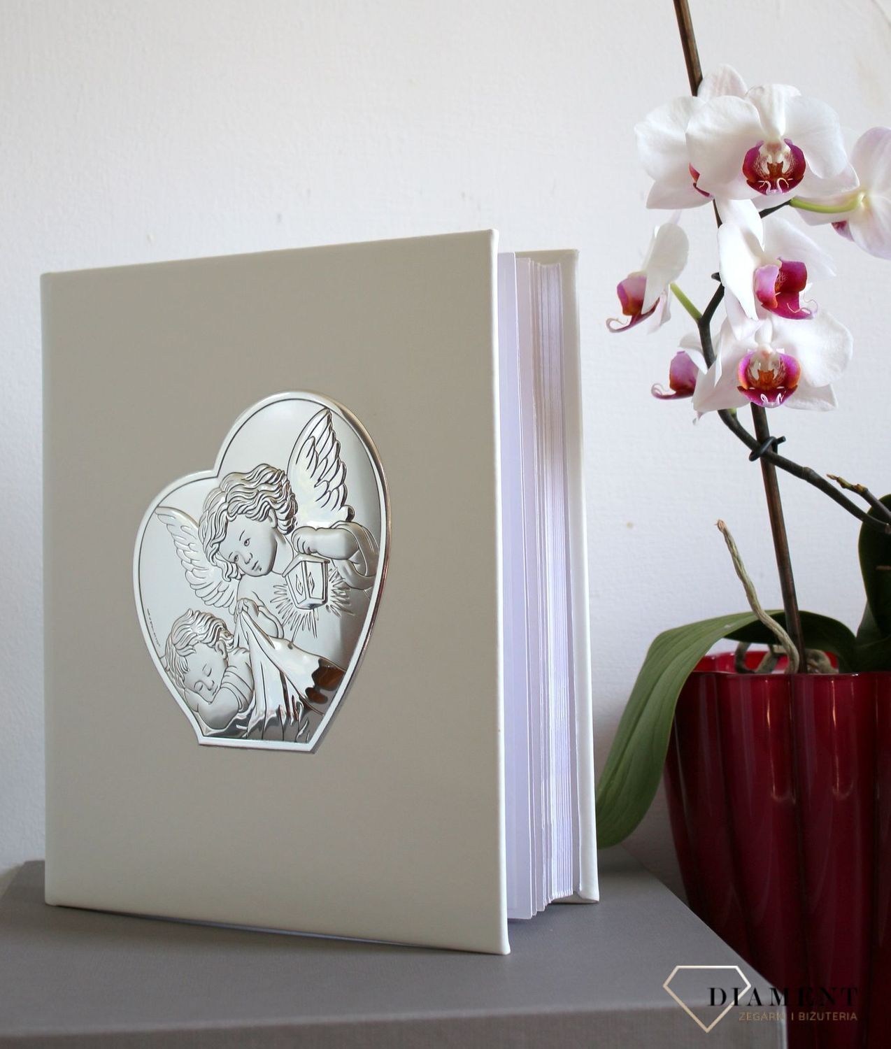 Album do zdjęć pamiątka Chrztu, roczku. Album na zdjęcia produkowany ze skóry organicznej. Na okładce znajduje się posrebrzany obrazek z motywem Aniołków. 1.JPG