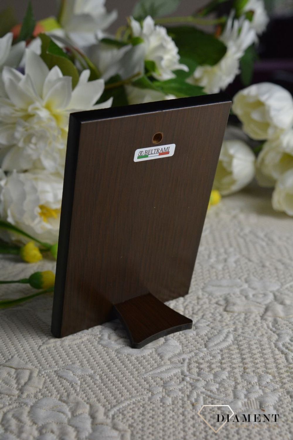 Obrazek srebrny przedstawiający Aniołki to idealny upominek z okazji Chrztu Świętego, który powinien zagościć w każdym dziecięcym pokoju wnosząc radość.  Wykonany z wysokiej jakości drewna oraz metalu pokrytego srebrem.jpg