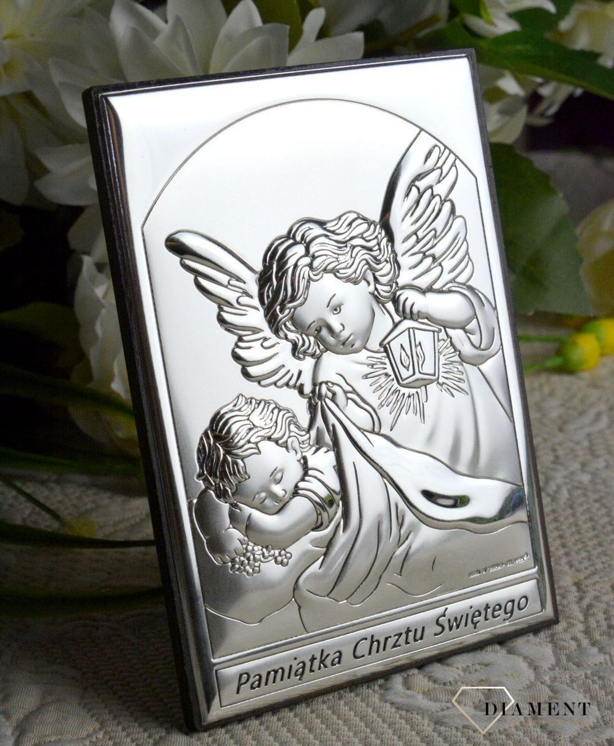 Obrazek srebrny przedstawiający Aniołki to idealny upominek z okazji Chrztu Świętego, który powinien zagościć w każdym dziecięcym pokoju wnosząc radość.  Wykonany z wysokiej jakości drewna oraz metalu pokrytego srebrem.jpg