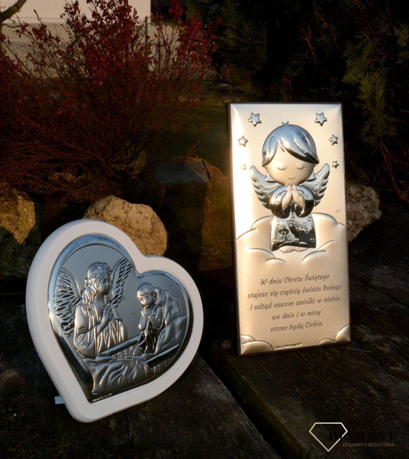 Obrazek srebrny z Aniołem Stróżem to piękna ozdoba dziecięcego pokoju. Wykonany z wysokiej jakości drewna oraz metalu pokrytego srebrem i lakierem zabezpieczającym, dzięki któremu produkt zachowa swój blask..jpg
