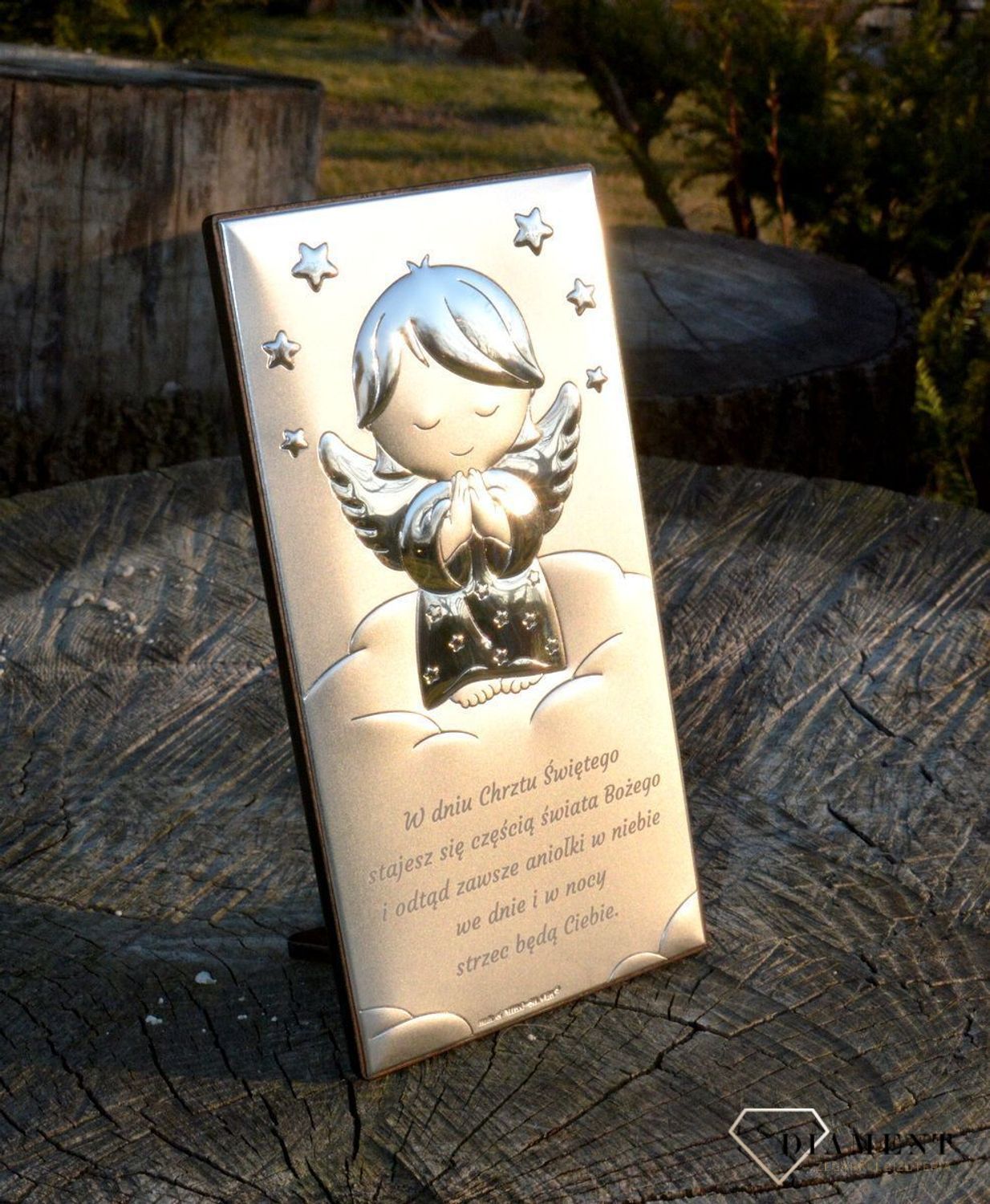 Obrazek srebrny z Aniołem Stróżem to piękna ozdoba dziecięcego pokoju. Wykonany z wysokiej jakości drewna oraz metalu pokrytego srebrem i lakierem zabezpieczającym, dzięki któremu produkt zachowa swój blask..jpg