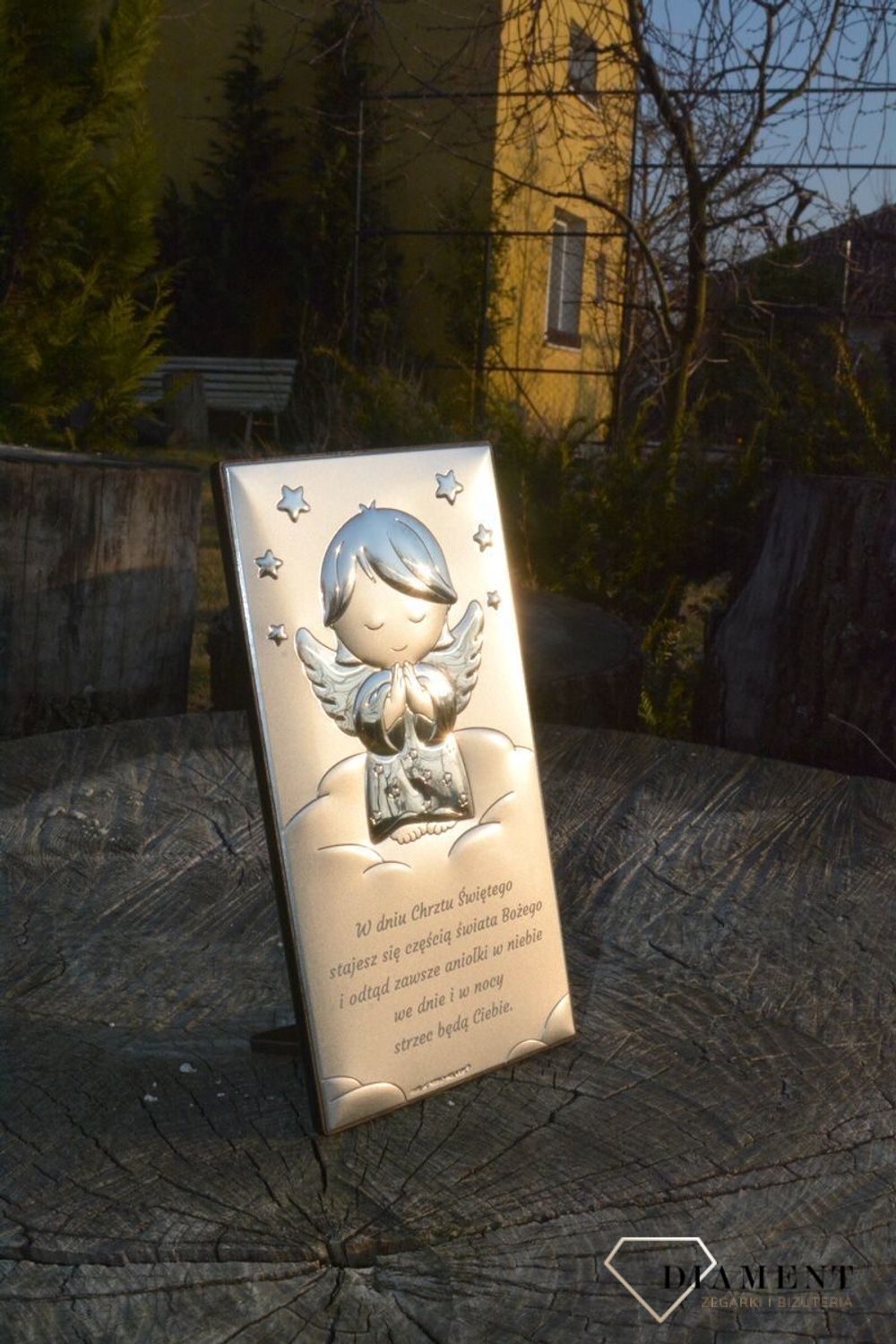 Obrazek srebrny z Aniołem Stróżem to piękna ozdoba dziecięcego pokoju. Wykonany z wysokiej jakości drewna oraz metalu pokrytego srebrem i lakierem zabezpieczającym, dzięki któremu produkt zachowa swój blask..jpg