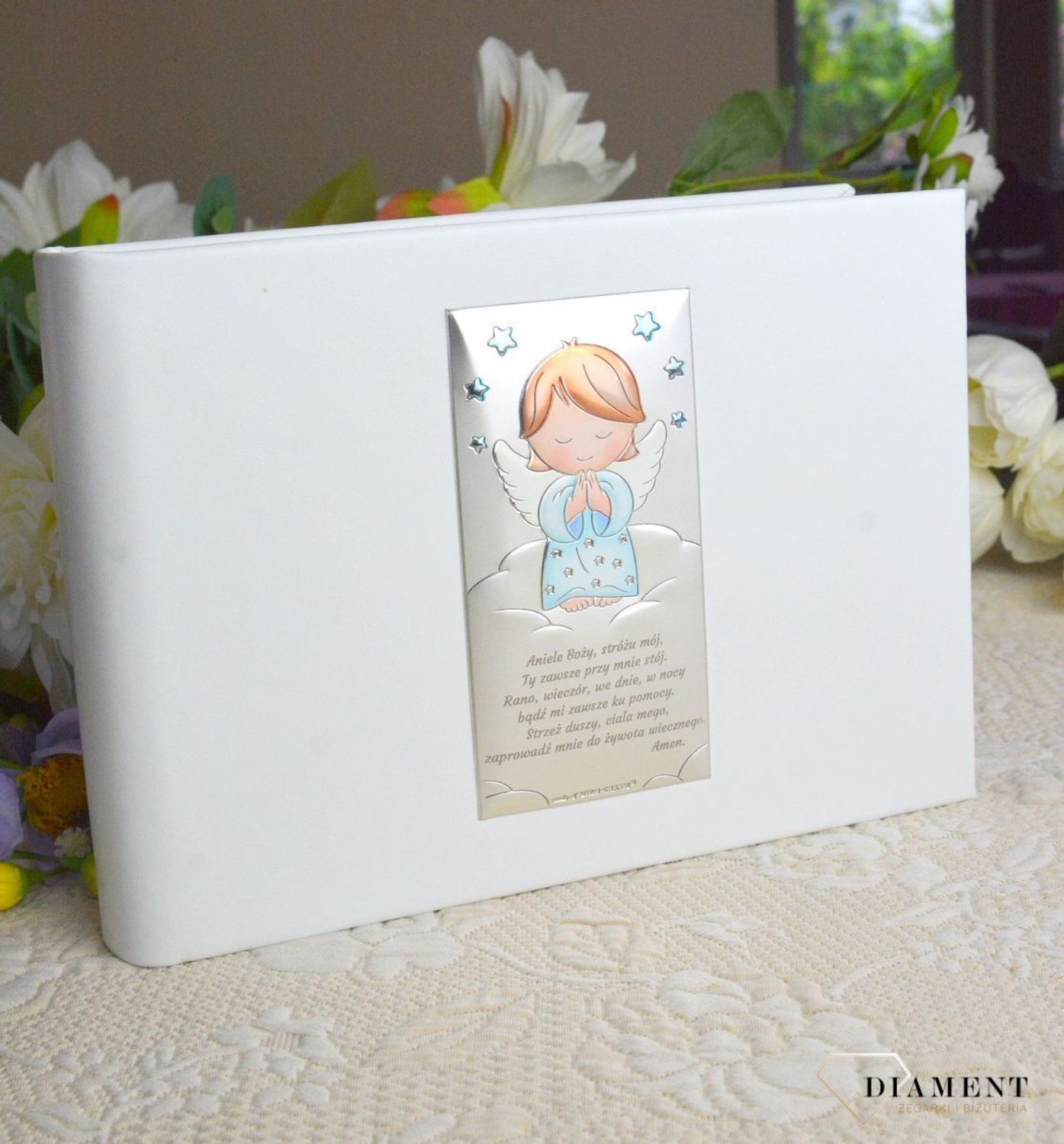Album na chrzest, roczek dla dziecka. Album na zdjęcia produkowany ze skóry organicznej. Na okładce znajduje się posrebrzany obrazek z motywem niebieskiego Aniołka..jpg