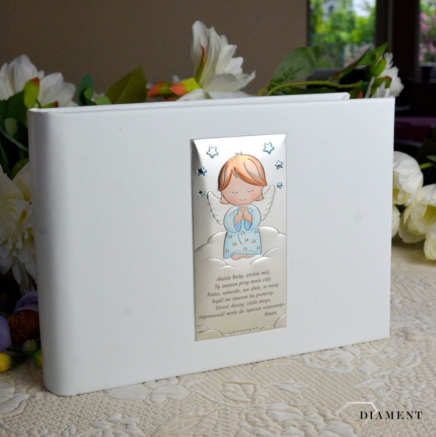 Album na chrzest, roczek dla dziecka. Album na zdjęcia produkowany ze skóry organicznej. Na okładce znajduje się posrebrzany obrazek z motywem niebieskiego Aniołka..jpg