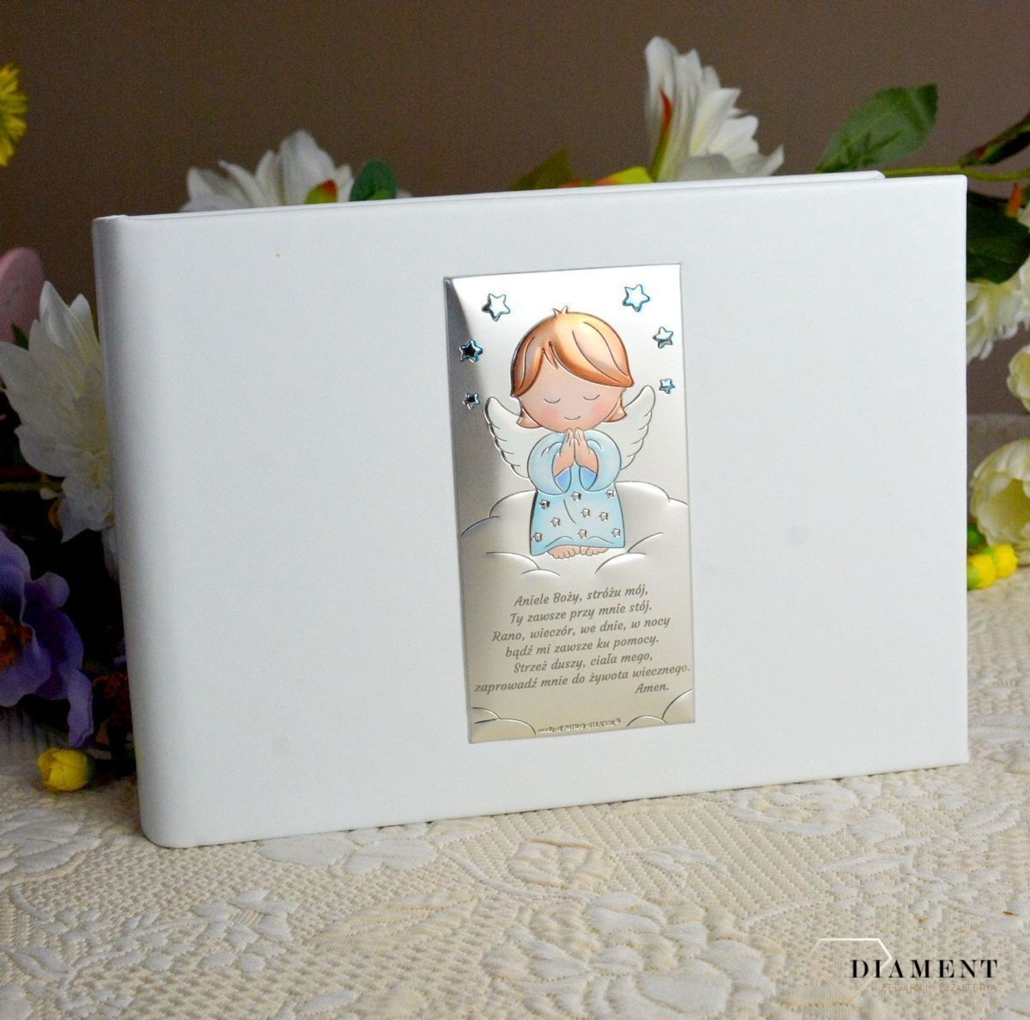 Album na chrzest, roczek dla dziecka. Album na zdjęcia produkowany ze skóry organicznej. Na okładce znajduje się posrebrzany obrazek z motywem niebieskiego Aniołka..jpg