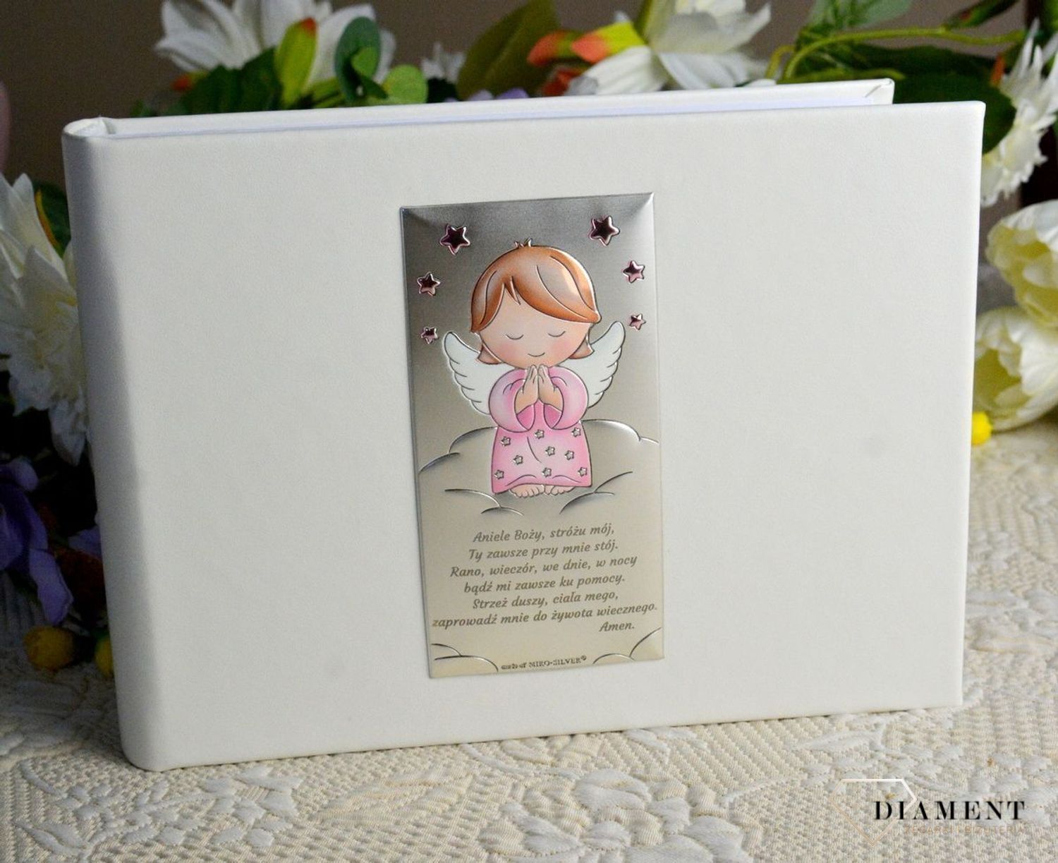 Album na chrzest, roczek dla dziecka. Album na zdjęcia produkowany ze skóry organicznej. Na okładce znajduje się posrebrzany obrazek z motywem różowego Aniołka..jpg
