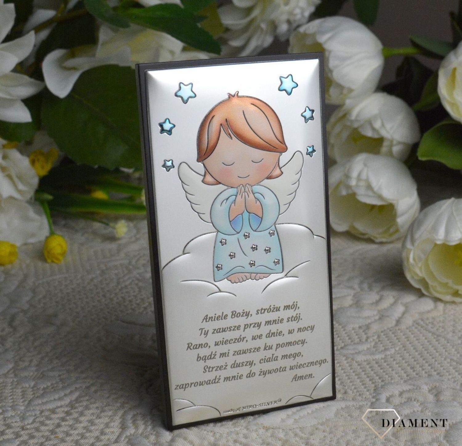 Obrazek srebrny z Aniołem Stróżem w niebieskim odcieniu to piękna ozdoba dziecięcego pokoju. Wykonany z wysokiej jakości drewna oraz metalu pokrytego srebrem i lakierem zabezpieczającym, dzięki któremu produkt zachowa swój b.webp