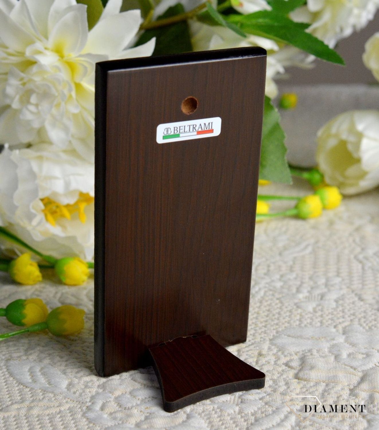 Obrazek srebrny z Aniołem Stróżem w niebieskim odcieniu to piękna ozdoba dziecięcego pokoju. Wykonany z wysokiej jakości drewna oraz metalu pokrytego srebrem i lakierem zabezpieczającym, dzięki któremu produkt zachowa swój b.webp