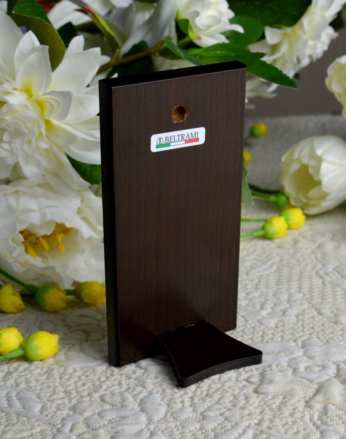 Obrazek srebrny z Aniołem Stróżem to piękna ozdoba dziecięcego pokoju. Pamiątka jest symbolicznym przedstawieniem opieki roztoczonej nad malcem przez Bożą Opatrzność..webp