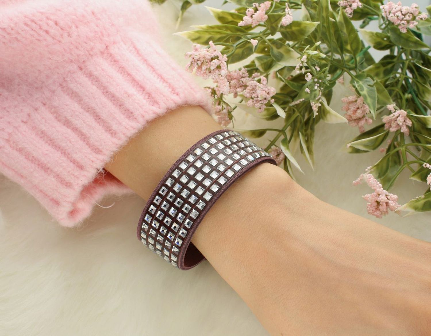 Bransoletka Spark Swarovski BCTSQVAB z fioletowej Alcantary® ozdobiona kryształami Swarovski® Crystal. Długość 18,5 cm, szerokość 2,3 cm – elegancja i wyrazisty styl.1.jpg