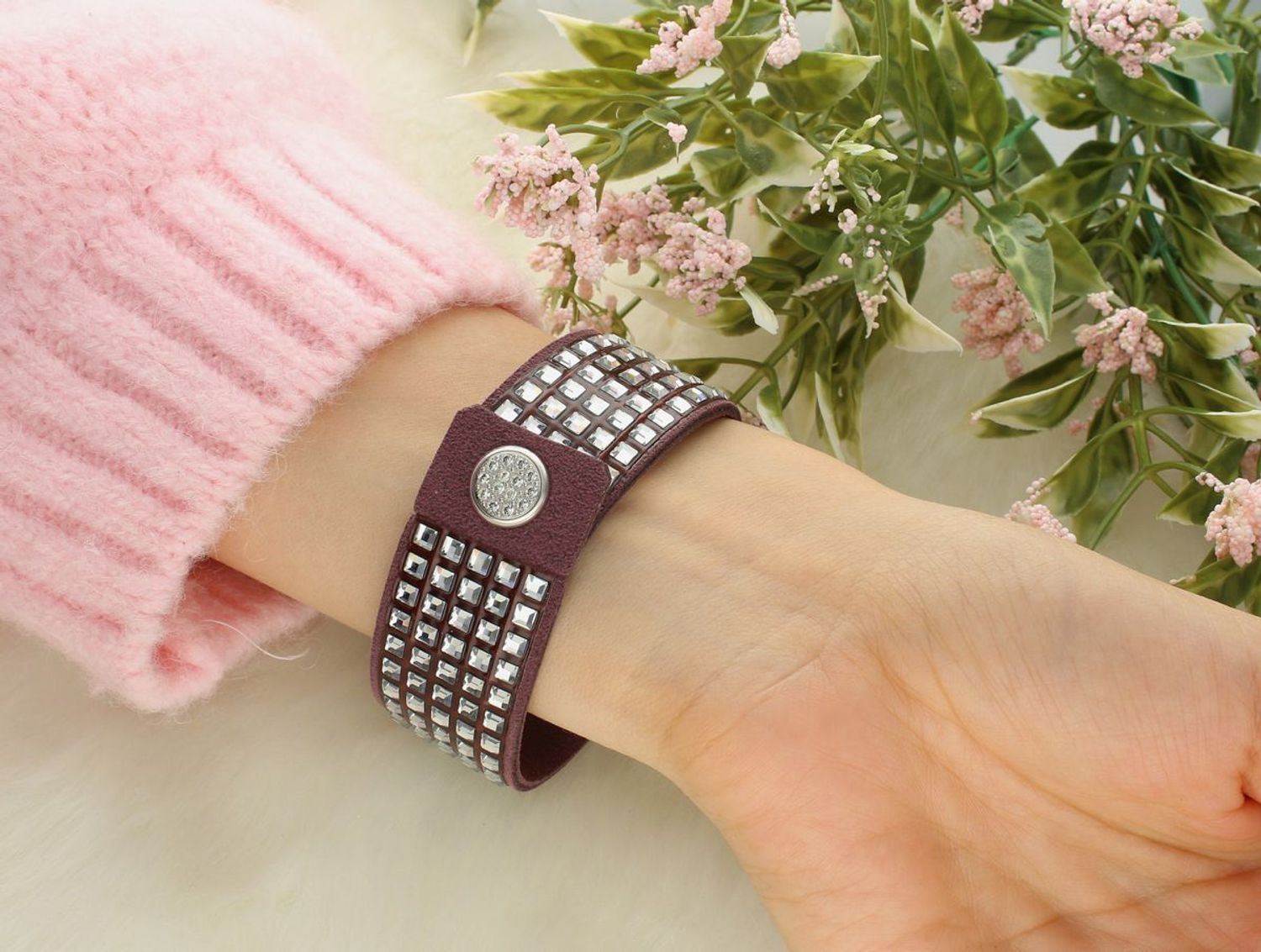 Bransoletka Spark Swarovski BCTSQVAB z fioletowej Alcantary® ozdobiona kryształami Swarovski® Crystal. Długość 18,5 cm, szerokość 2,3 cm – elegancja i wyrazisty styl.1.jpg