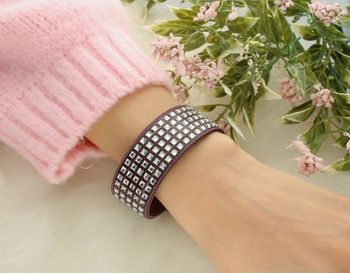 Bransoletka Spark Swarovski BCTSQVAB z fioletowej Alcantary® ozdobiona kryształami Swarovski® Crystal. Długość 18,5 cm, szerokość 2,3 cm – elegancja i wyrazisty styl.3.jpg