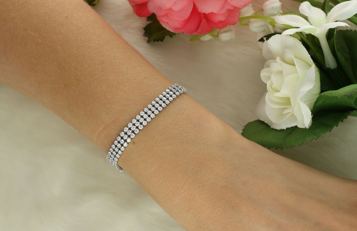 Olśniewająca bransoletka tenisowa Brosway Desideri z cyrkoniami i stalowym karabińczykiem. Elegancka biżuteria damska ze stali chirurgicznej 316L. Idealna na prezent!1.jpg