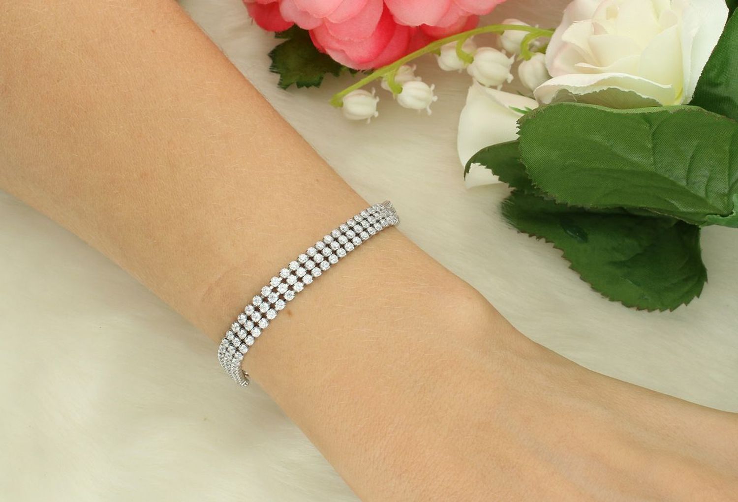 Olśniewająca bransoletka tenisowa Brosway Desideri z cyrkoniami i stalowym karabińczykiem. Elegancka biżuteria damska ze stali chirurgicznej 316L. Idealna na prezent!1.jpg