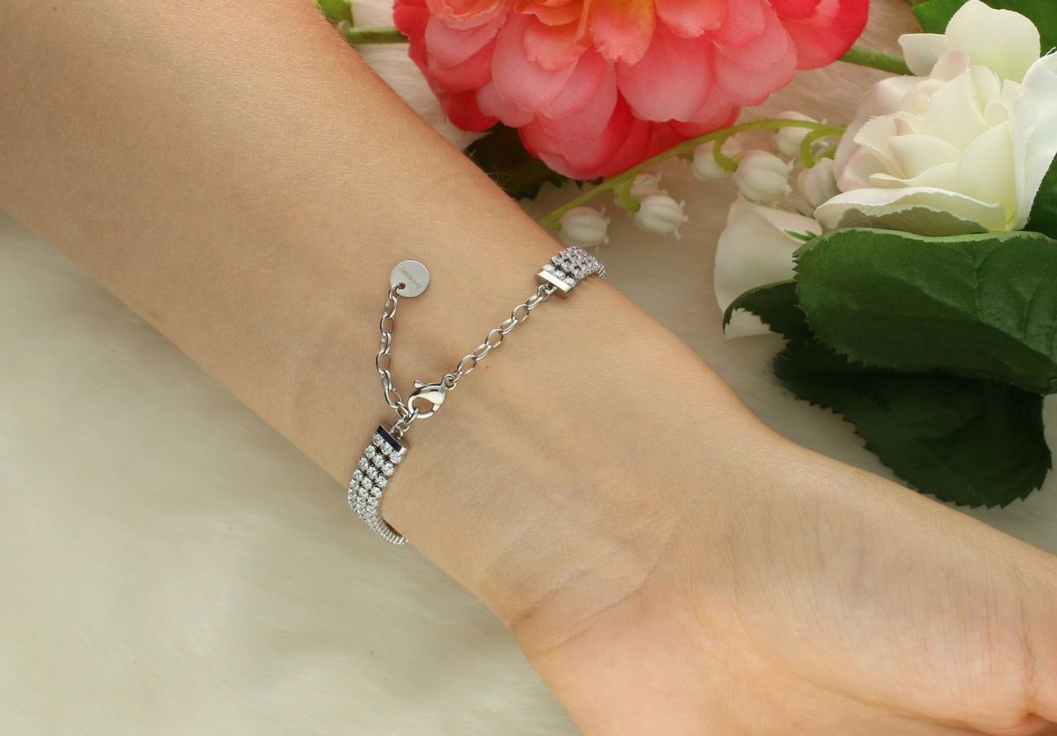 Olśniewająca bransoletka tenisowa Brosway Desideri z cyrkoniami i stalowym karabińczykiem. Elegancka biżuteria damska ze stali chirurgicznej 316L. Idealna na prezent!1.jpg