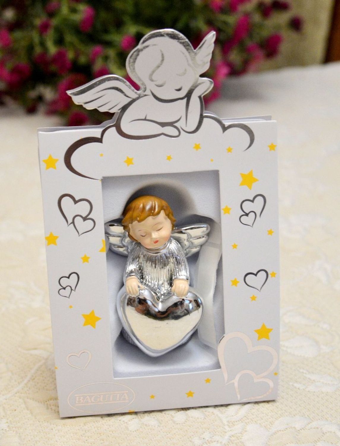 Pamiątka Chrztu Świętego figurka Aniołek z sercem BG2155-02. Pamiątka chrztu świętego, narodzin dziecka. Figurka aniołka z sercem. Posrebrzana figurka aniołka jako pamiątka na prezent..jpg
