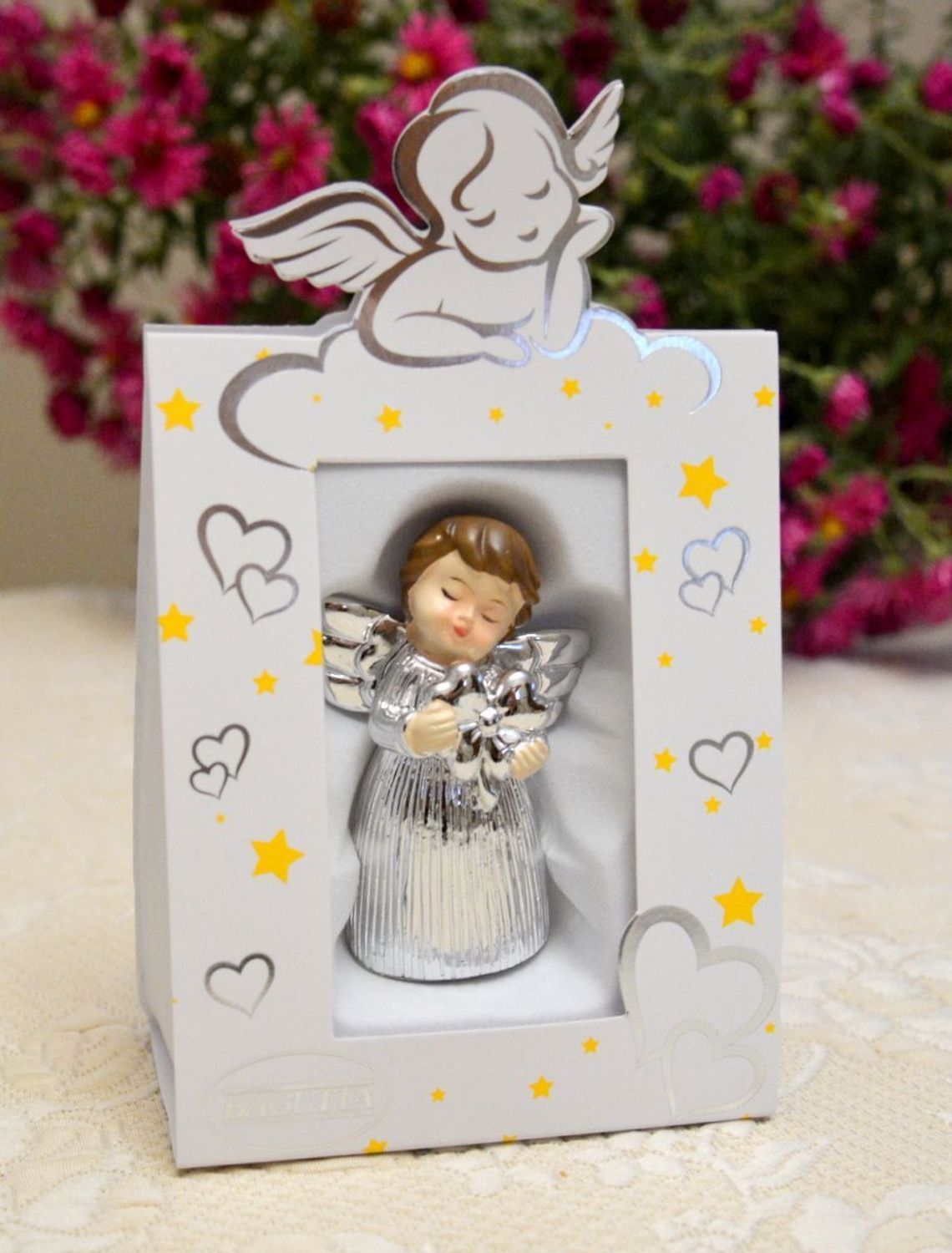 Pamiątka Chrztu Świętego figurka Aniołek z koniczynką BG2155-06. Pamiątka chrztu świętego, narodzin dziecka. Figurka aniołka z sercem. Posrebrzana figurka aniołka jako pamiątka na prezent..jpg