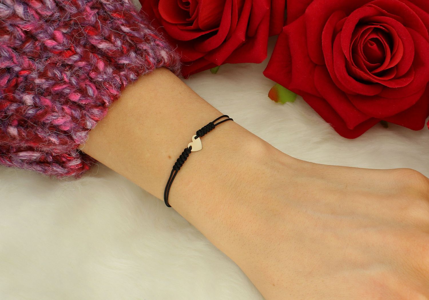 Bransoletka damska na sznureczku pr 585, BG3131v134 Bransoleta złota z czarnym sznurkiem, ozdobiona sercem złotym to bardzo modny, nowoczesny akcent dla kobiet lubiących podkreślać swoją1.jpg