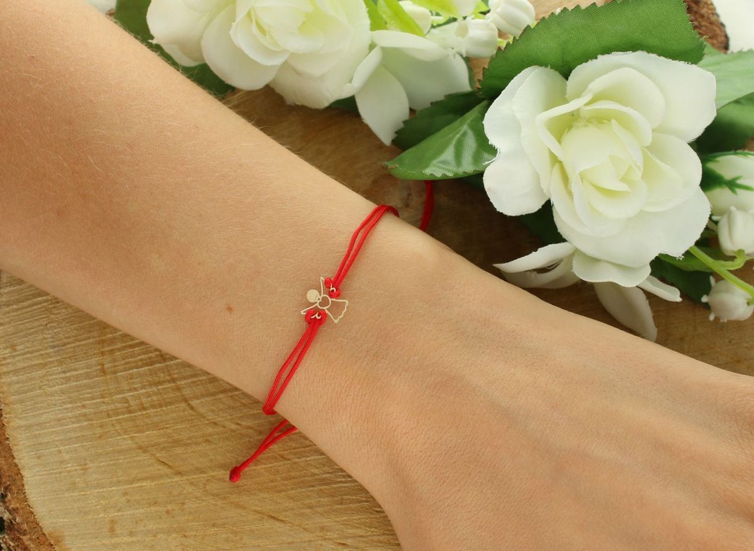 Bransoletka damska BG3131v161 na czerwonym sznurku, złoto 585, zdobiona aniołkiem 9×9 mm. Waga 0,07 g, zapięcie regulowane. Symboliczna, delikatna, idealna na prezent.1.jpg