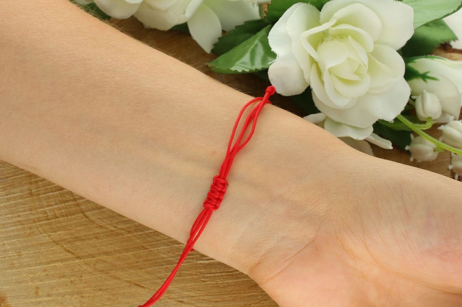 Bransoletka damska BG3131v161 na czerwonym sznurku, złoto 585, zdobiona aniołkiem 9×9 mm. Waga 0,07 g, zapięcie regulowane. Symboliczna, delikatna, idealna na prezent.1.jpg