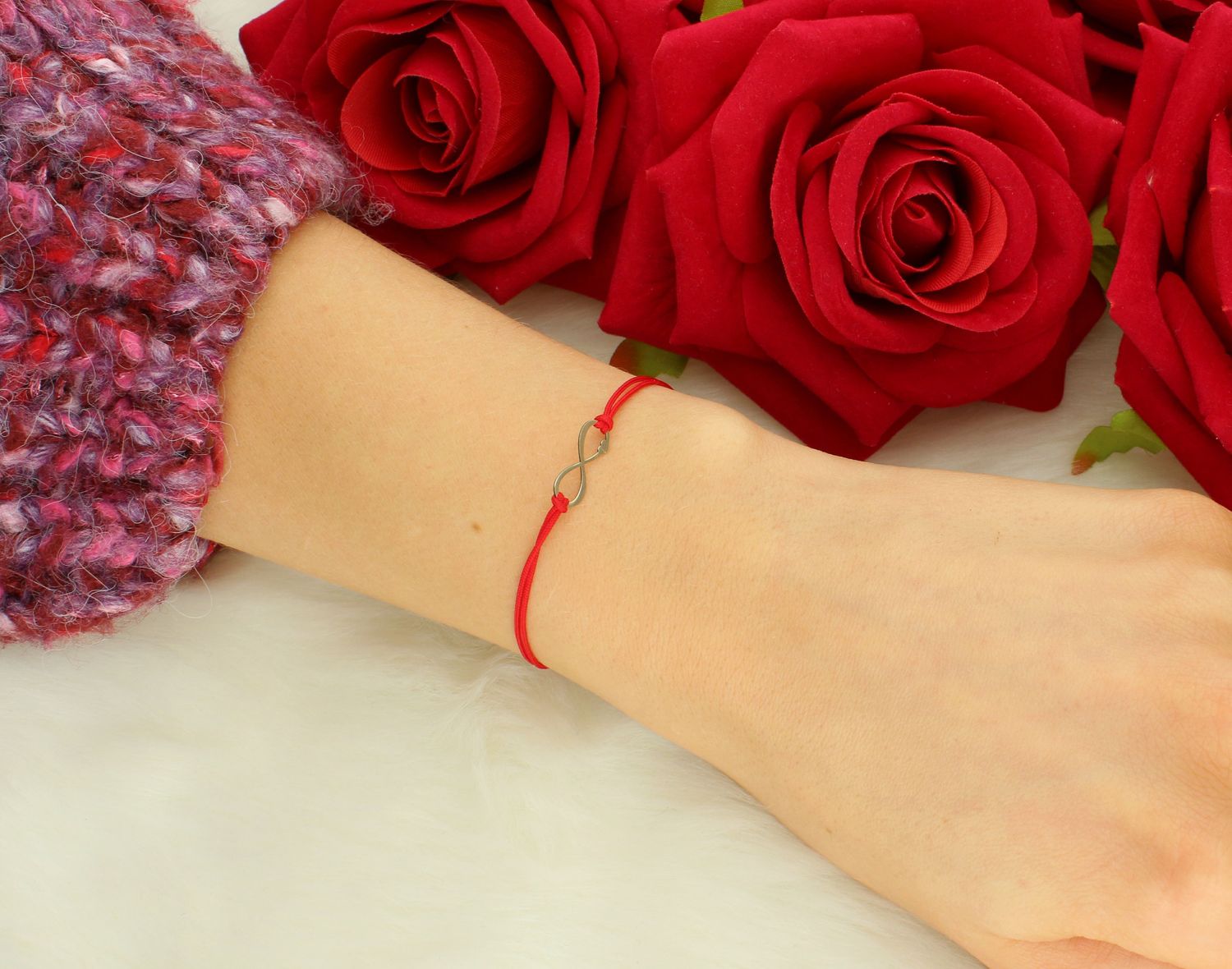 Bransoletka damska na sznureczku znak nieskończoności pr 585 BG3131v22 Bransoleta złota z czerwonym sznurkiem to bardzo modny, nowoczesny akcent dla kobiet lubiących podkreślać swoją1.jpg