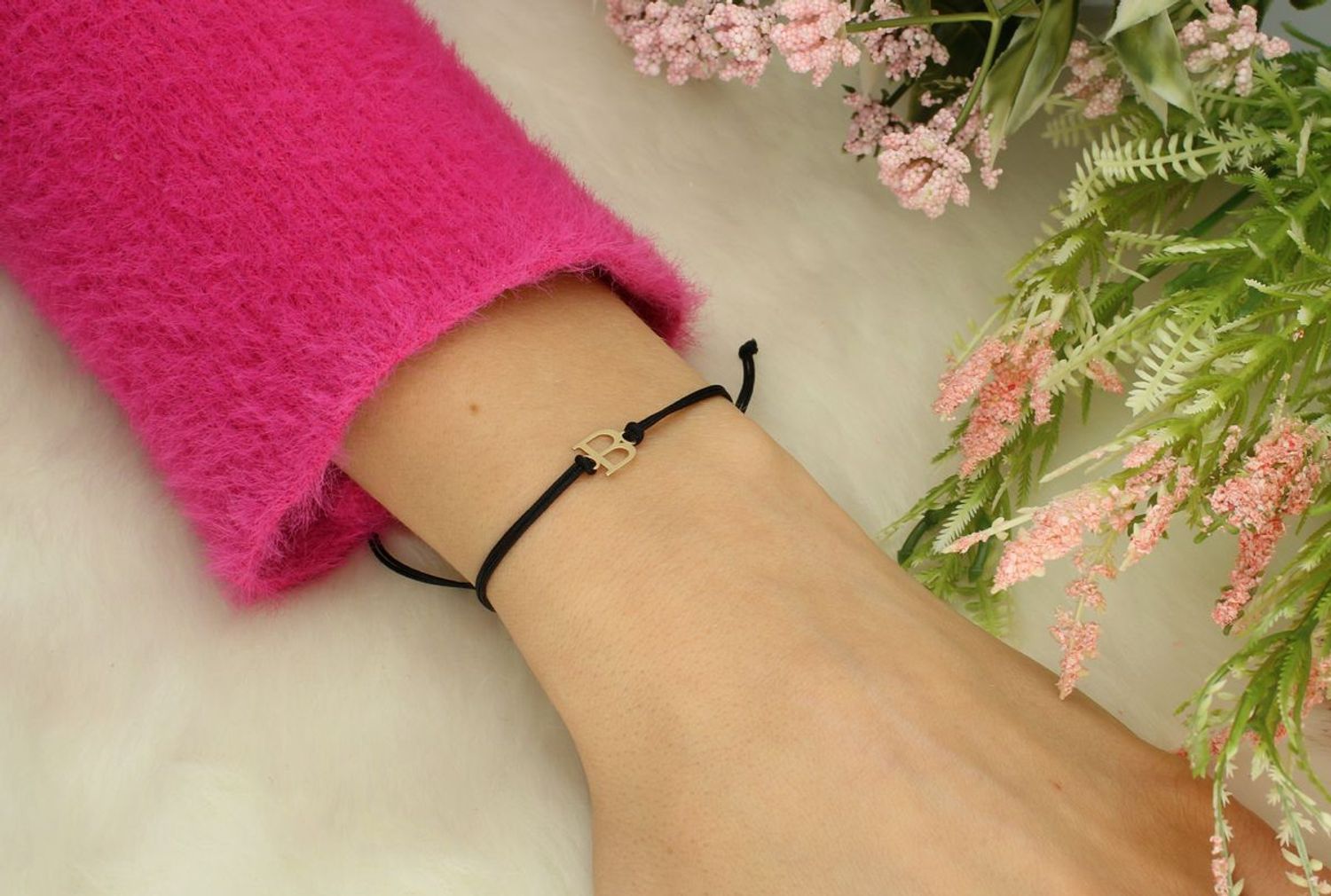 Złota bransoletka na czarnym sznureczku literka B  BG3131v26  Piękna bransoletka marki Diament, wykonana z bawełnianego sznurka oraz złota próby 585.1.jpg