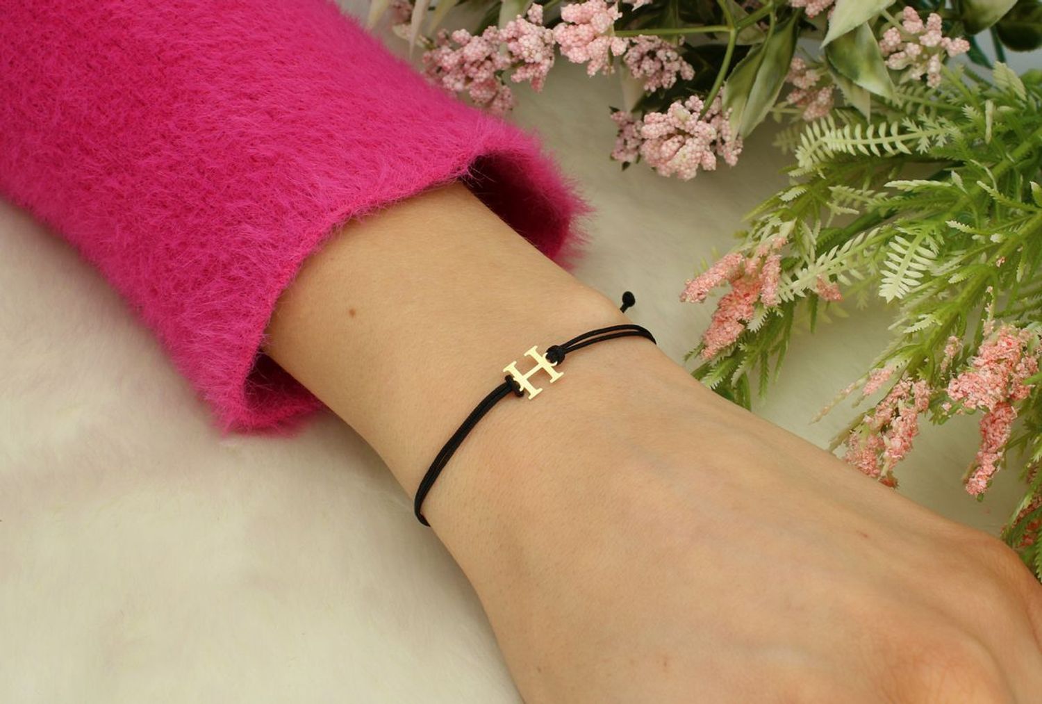 Złota bransoletka na czarnym sznureczku literka H  BG3131v30 Piękna bransoletka marki Diament, wykonana z bawełnianego sznurka oraz złota próby 585.1.jpg