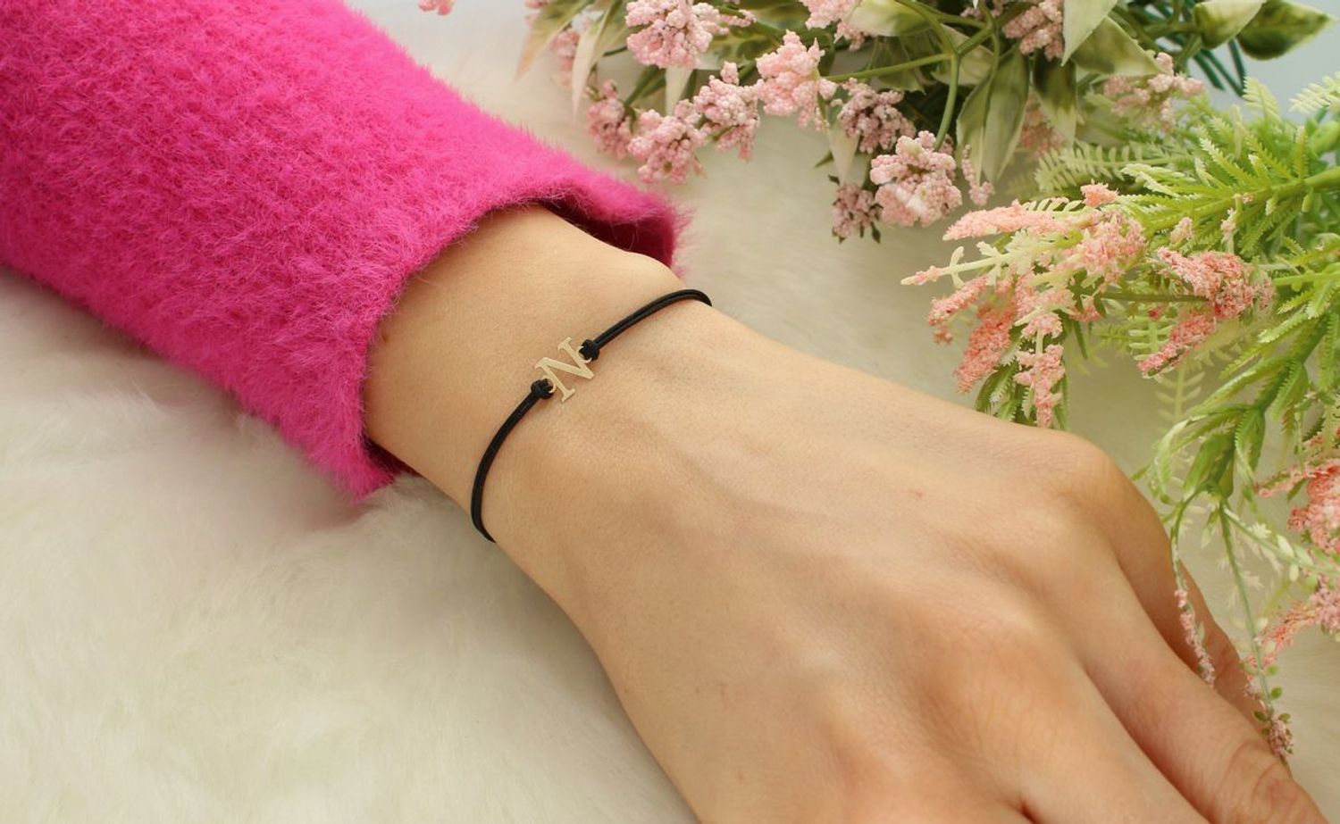 Złota bransoletka na czarnym sznureczku literka N  BG3131v32 Piękna bransoletka marki Diament, wykonana z bawełnianego sznurka oraz złota próby 585. Wyjątkowa zawieszka w kształcie 1.jpg