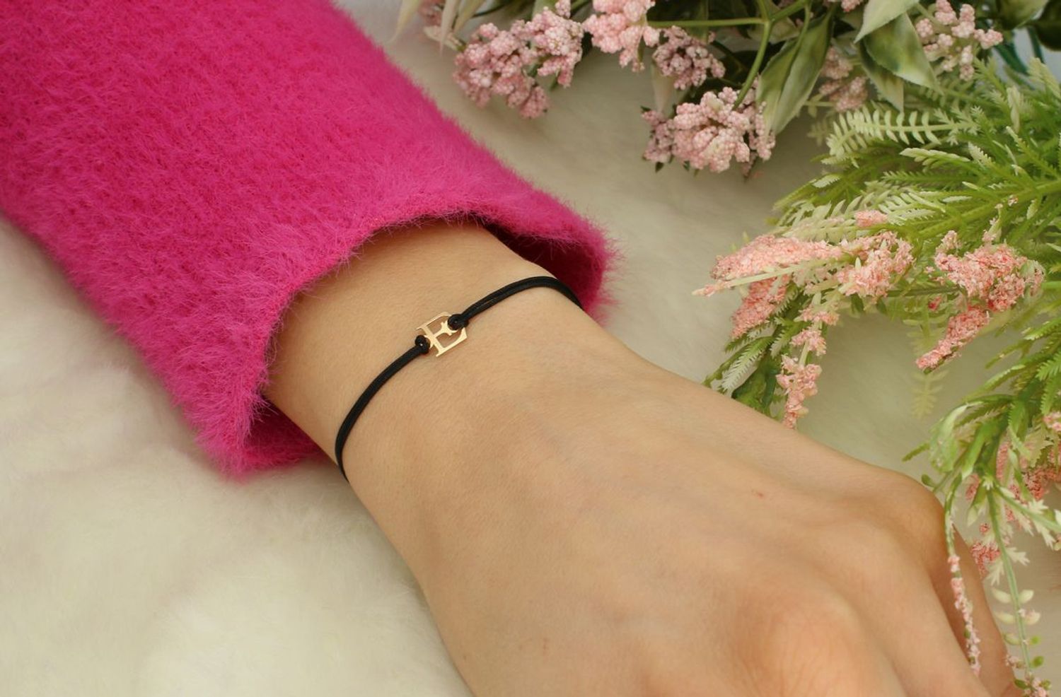 Złota bransoletka na czarnym sznureczku literka E  BG3131v34 Piękna bransoletka marki Diament, wykonana z bawełnianego sznurka oraz złota próby 585. Wyjątkowa zawieszka w kształcie1.jpg