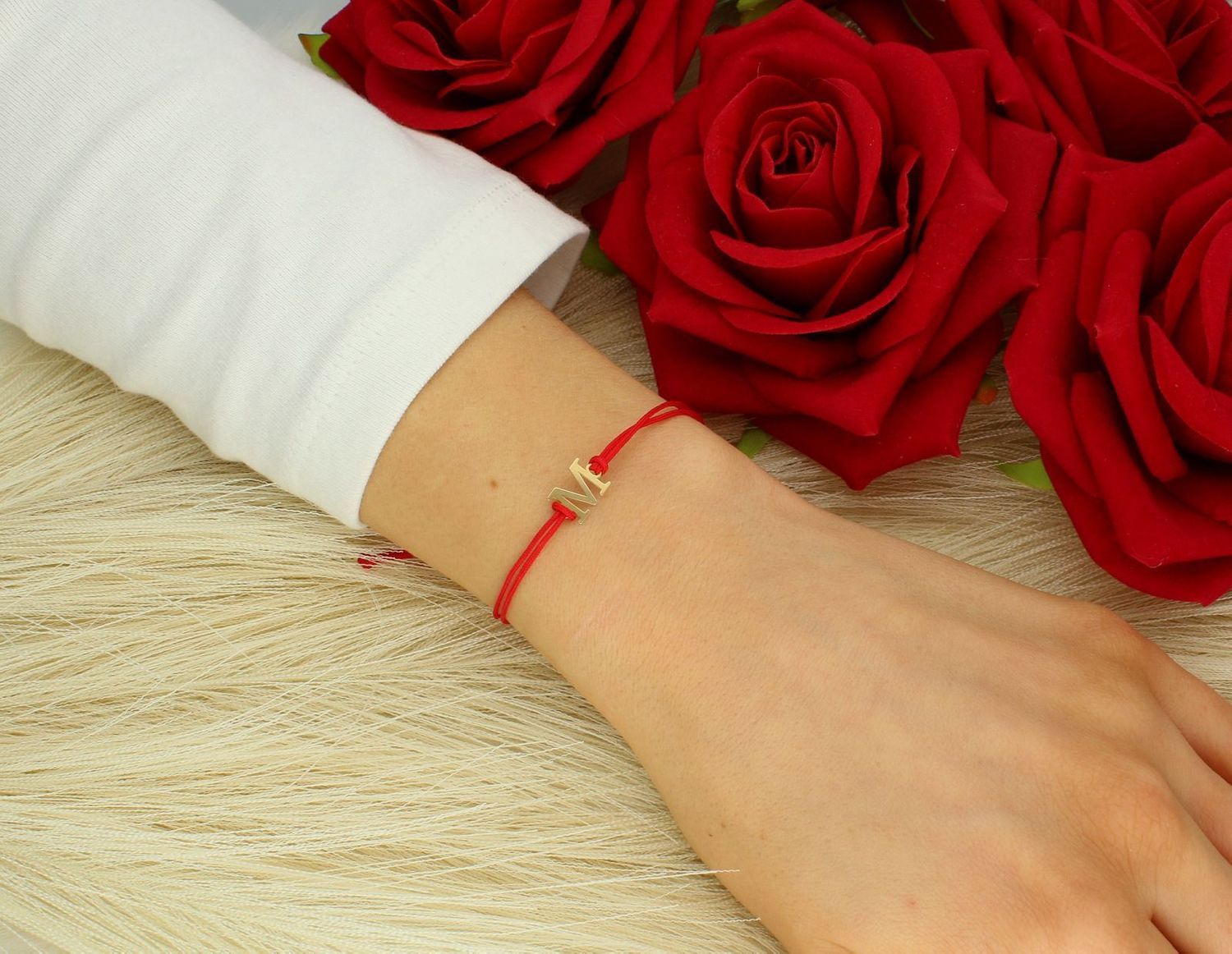 Złota bransoletka damska litera M czerwony sznurek próba 585 - BG3131v38.  Złota bransoletka z literką z 14- karatowego złota to doskonały pomysł na prezent . 1.jpg